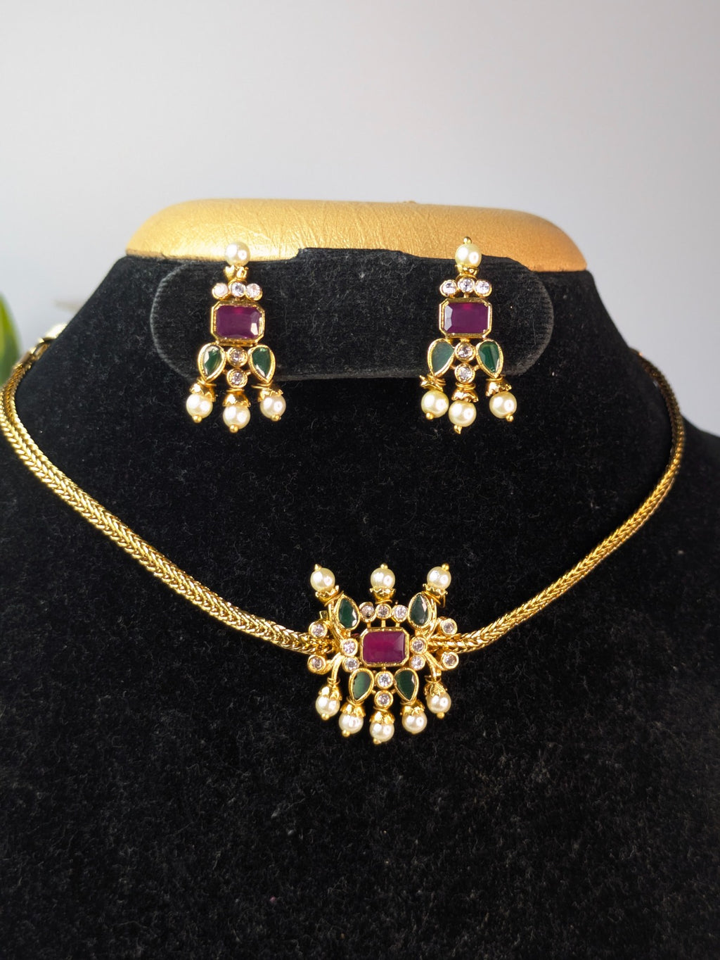 Ruby and Pearl Pendent Chokker