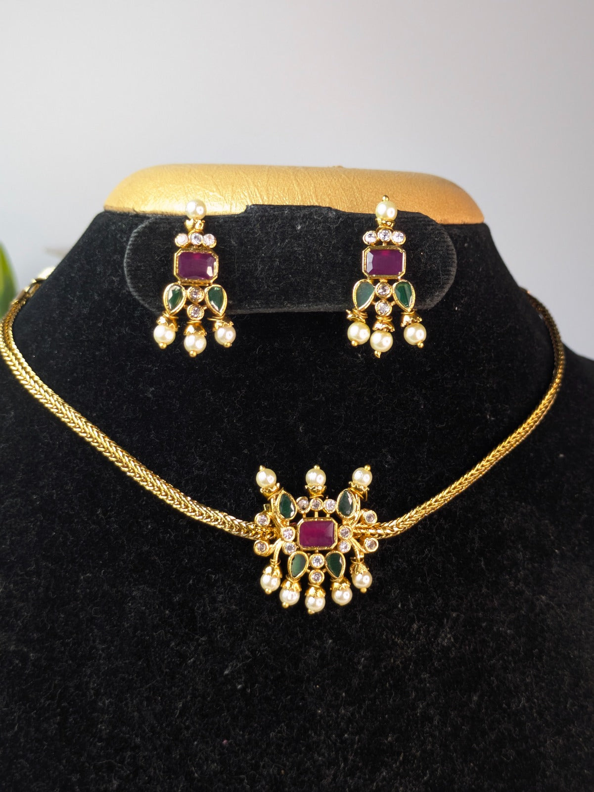 Ruby and Pearl Pendent Chokker