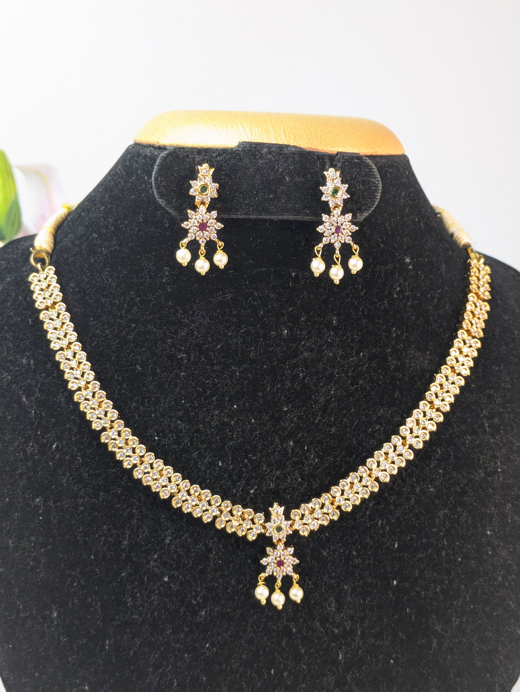 AD White Stone Flower Choker