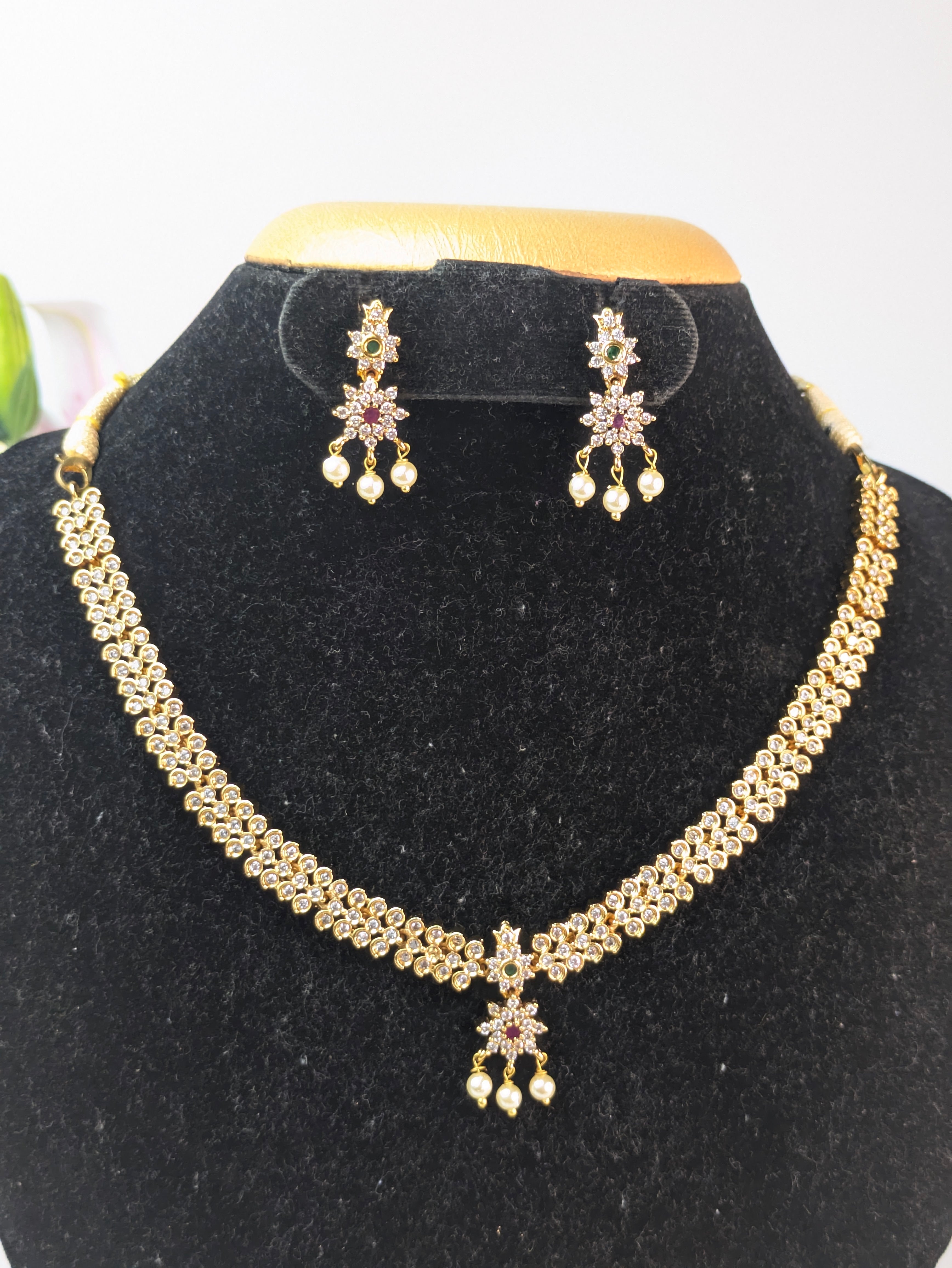 AD White Stone Flower Choker