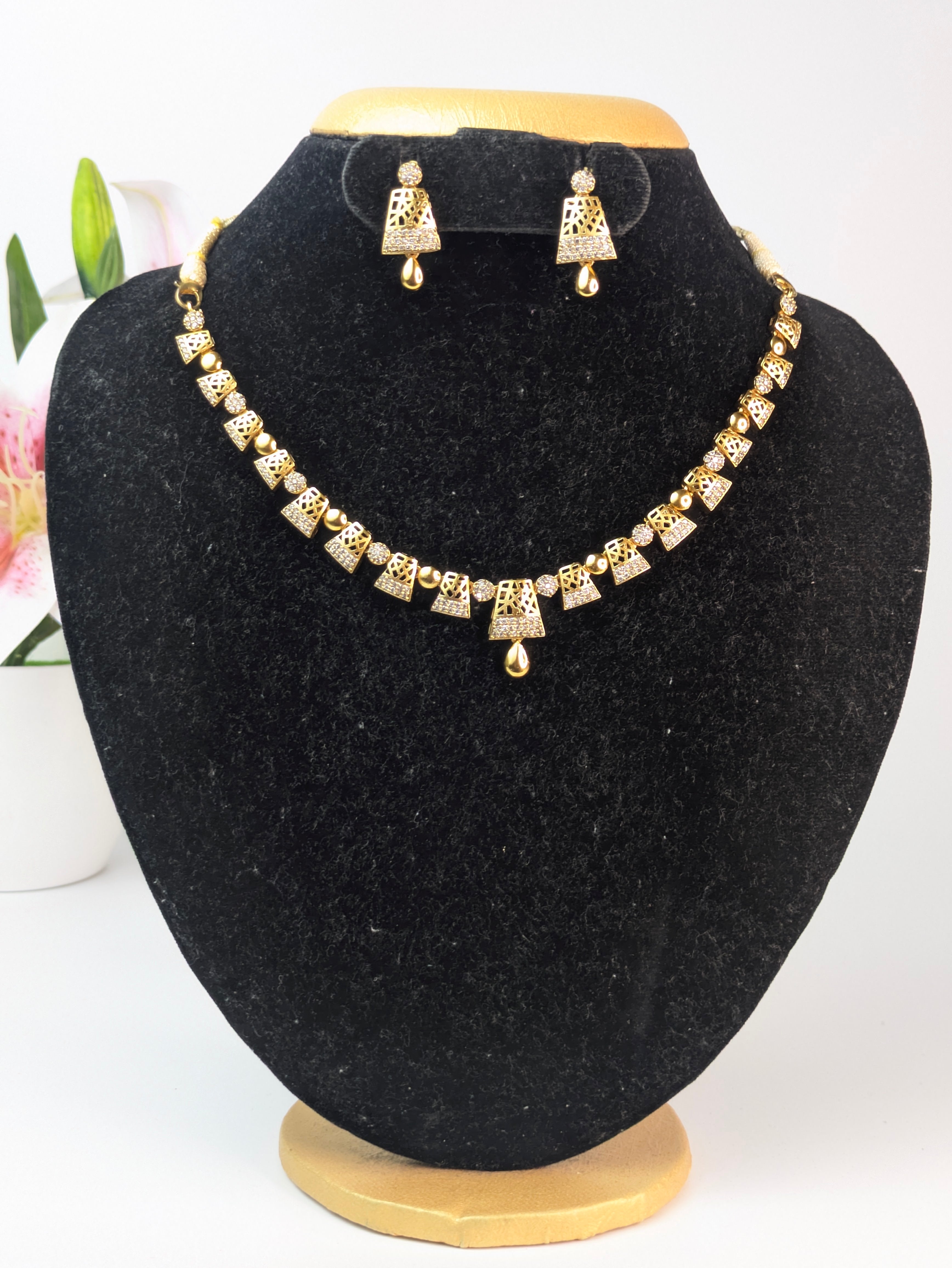 Elegant Teardrop Ending Necklace