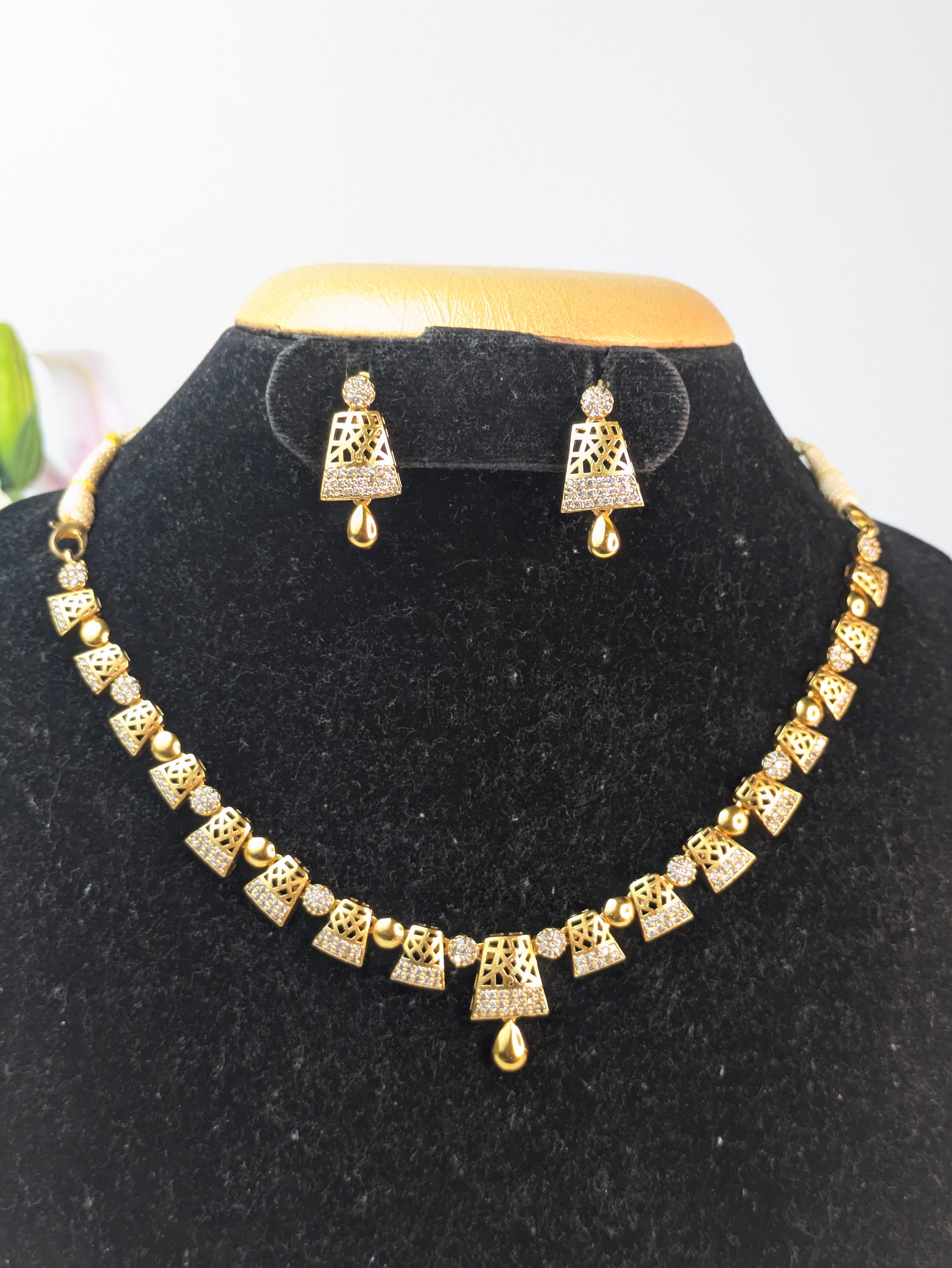 Elegant Teardrop Ending Necklace