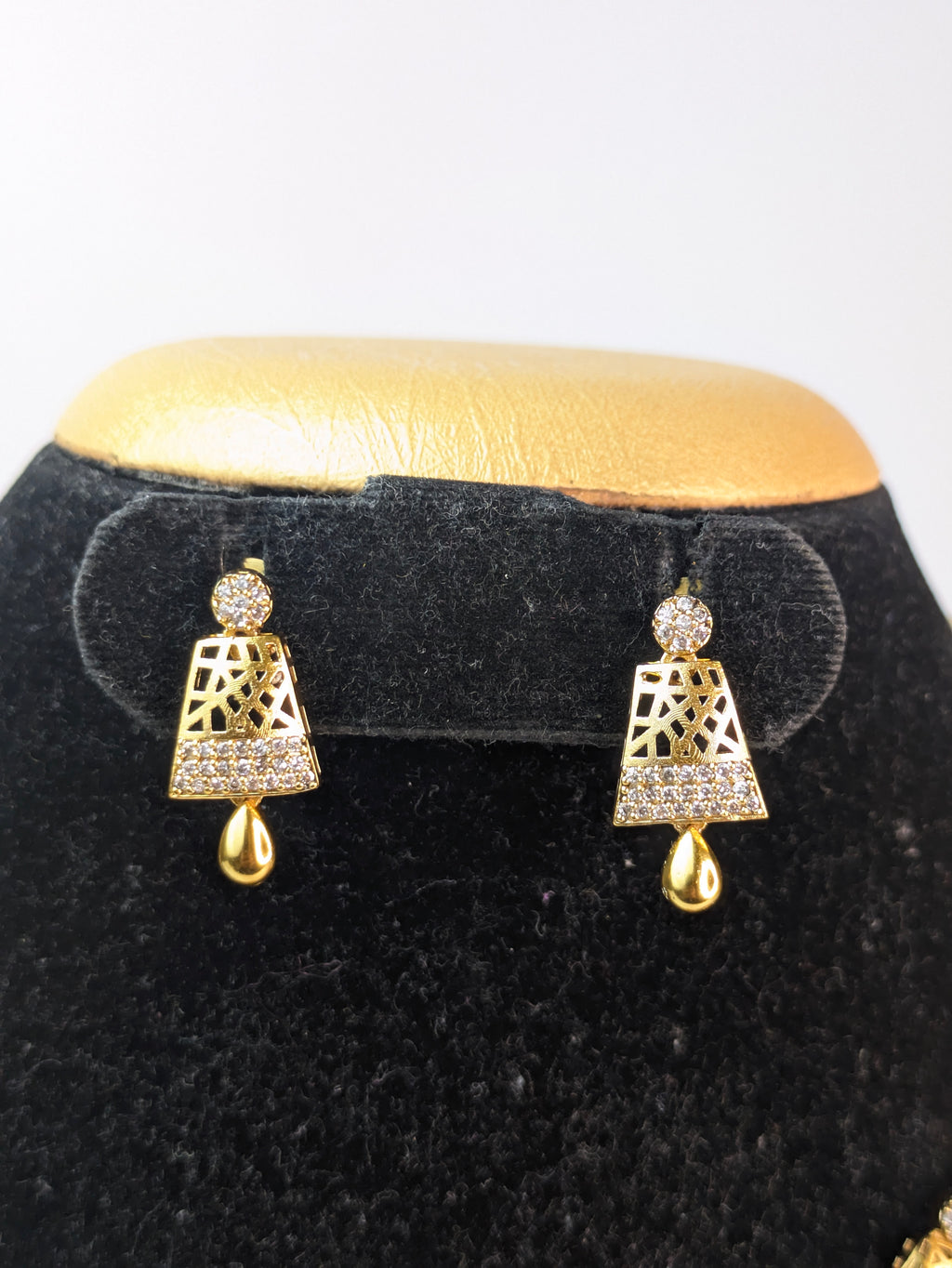 Elegant Teardrop Ending Necklace