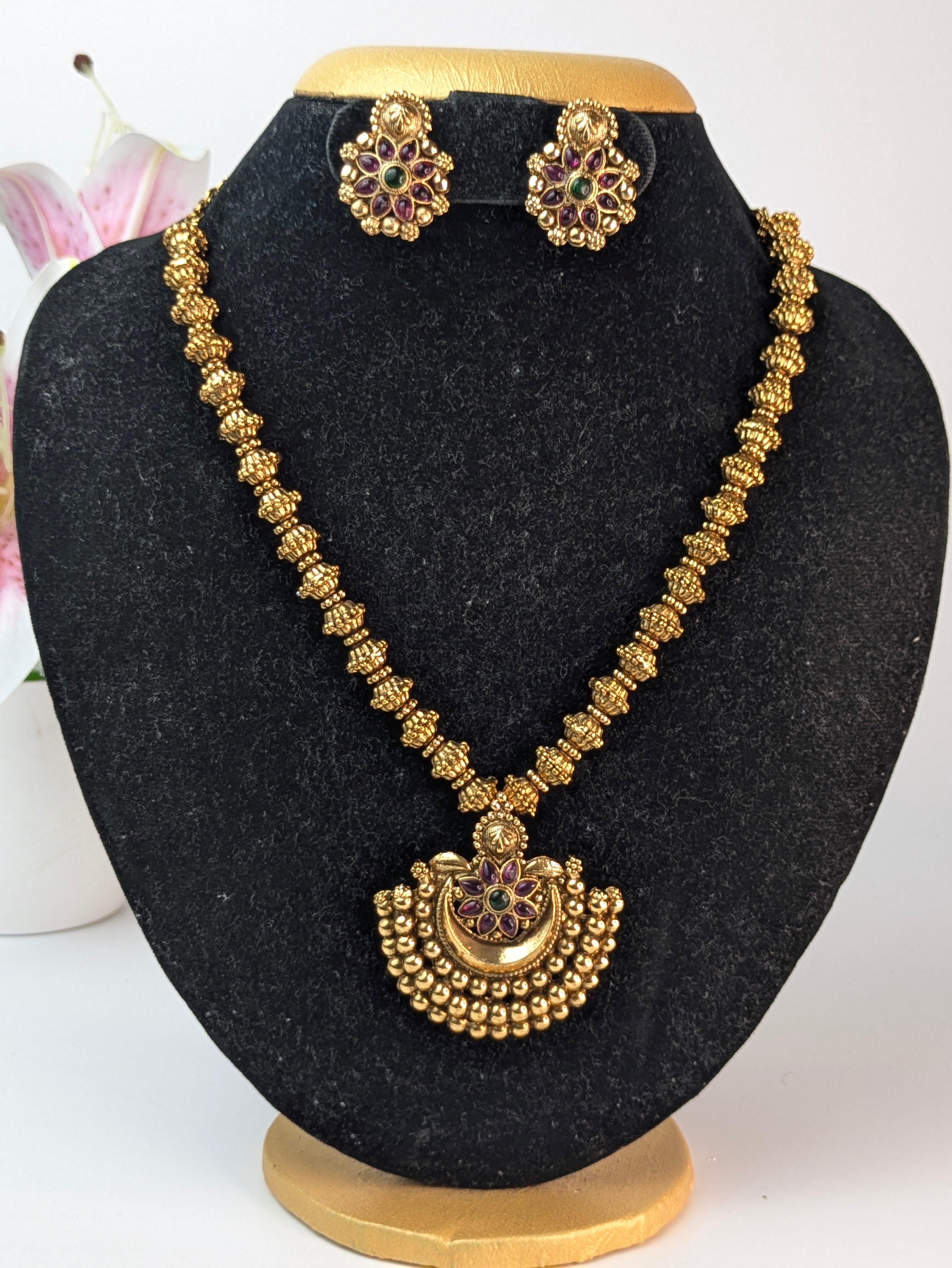 Antique gold-finished mid haram