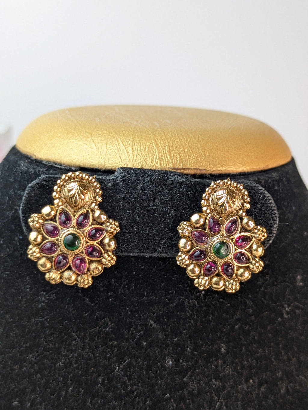 Antique gold-finished mid haram