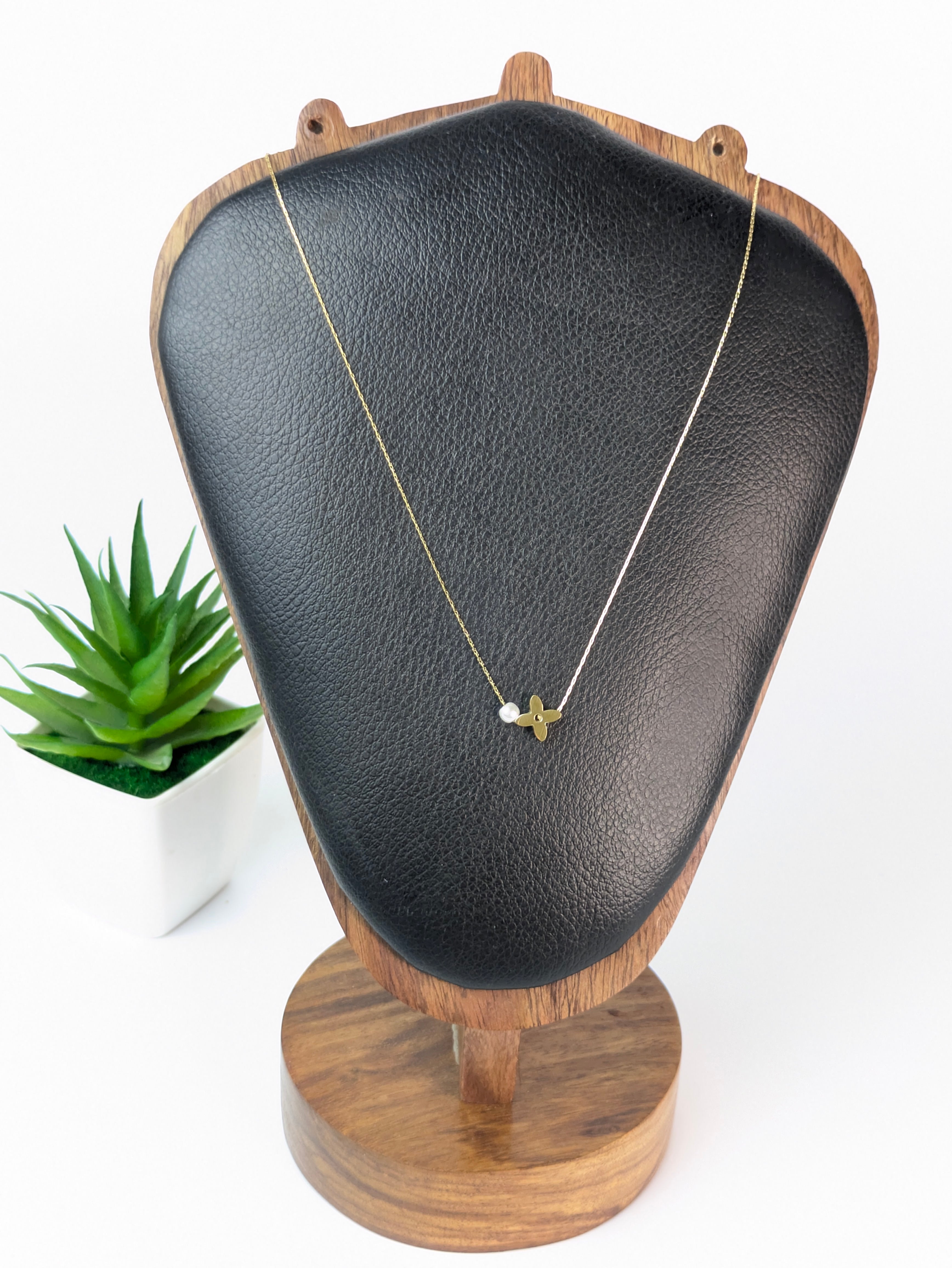 Star with white pearl pendant chain