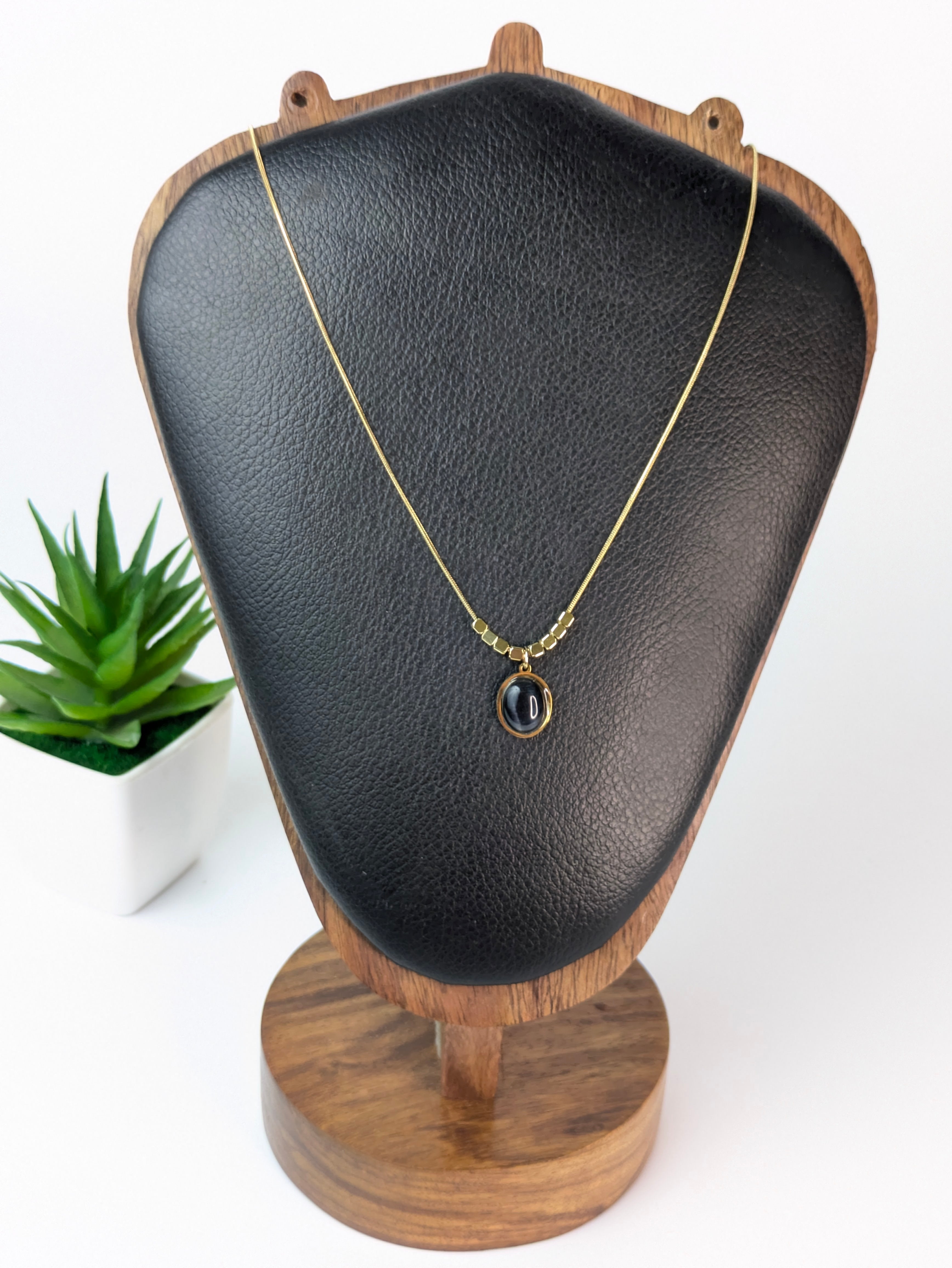 Oval black stone pendant chain