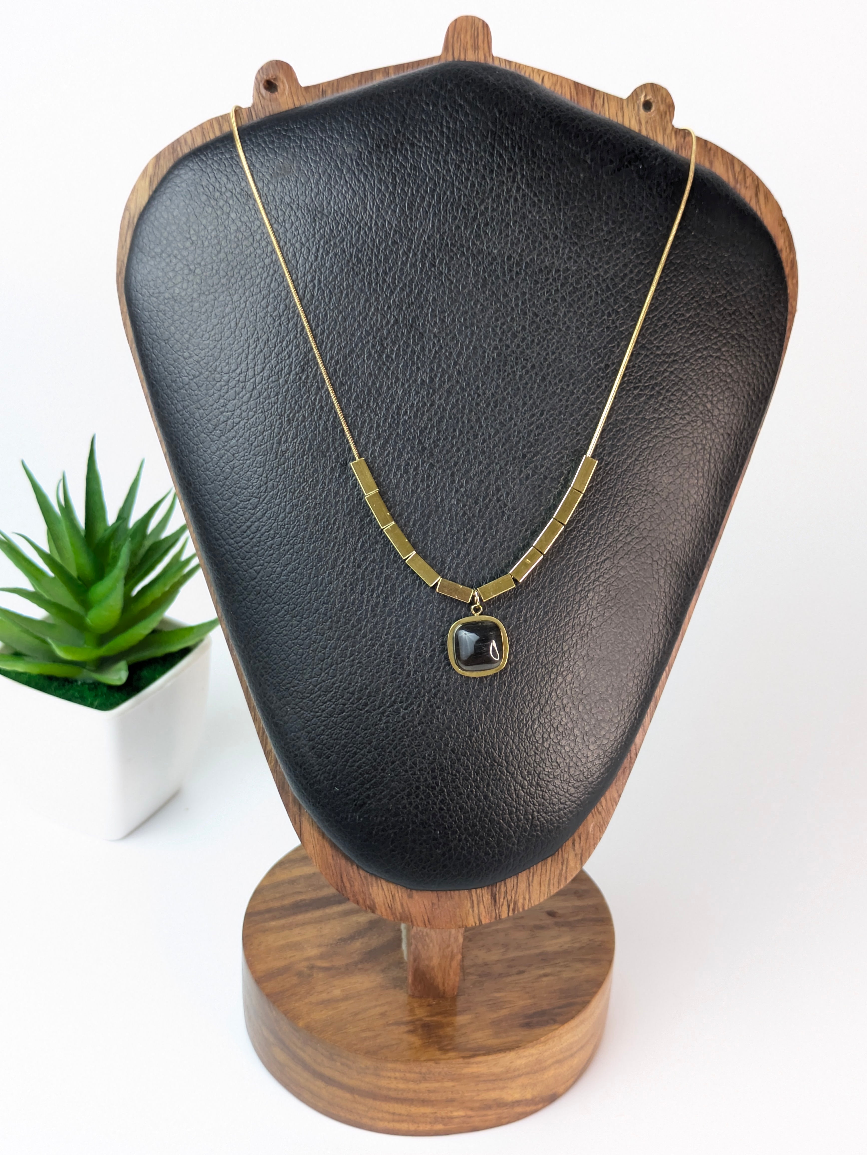 Geometric stone pendant chain