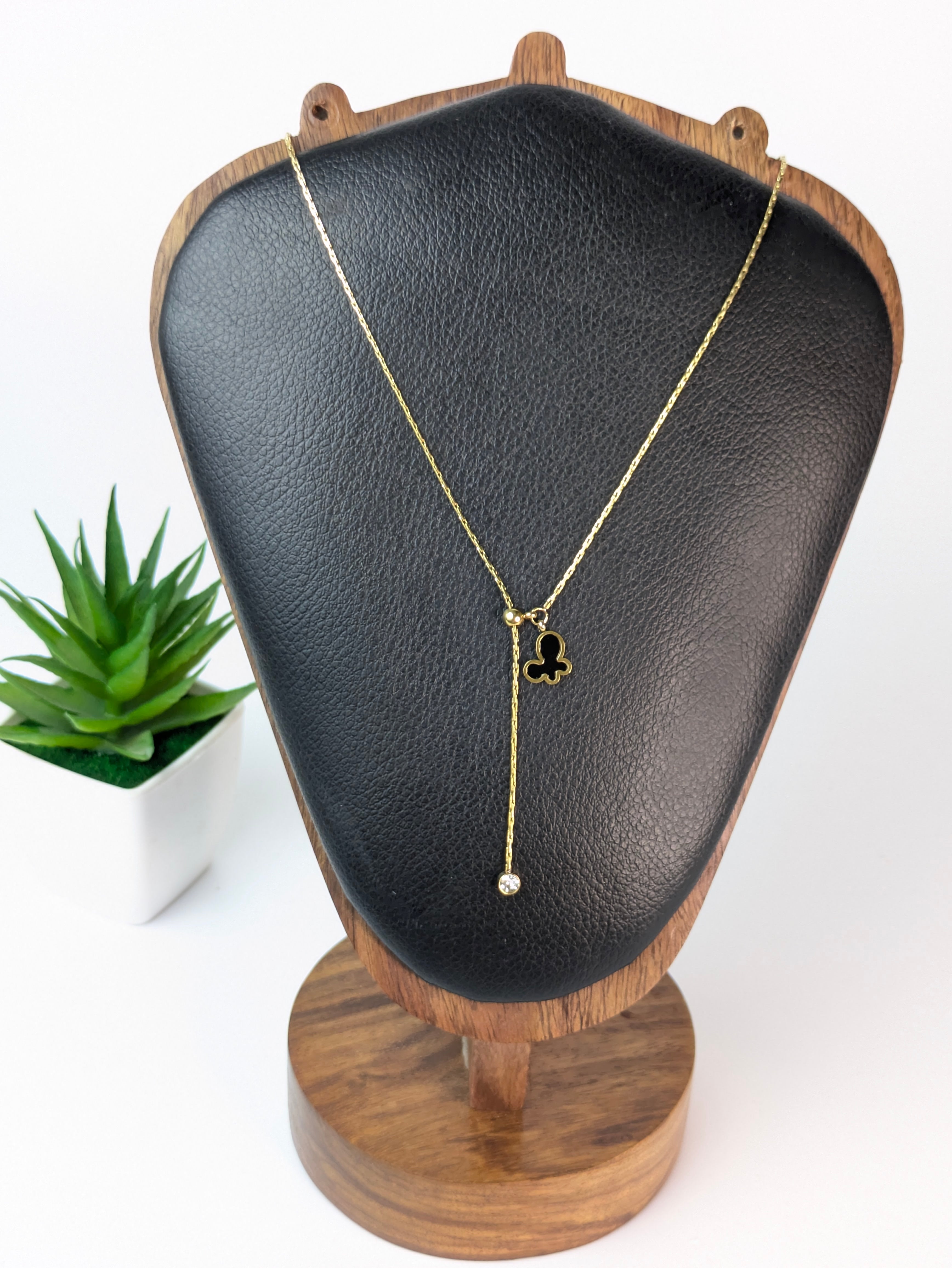 Lariat-style clover chain
