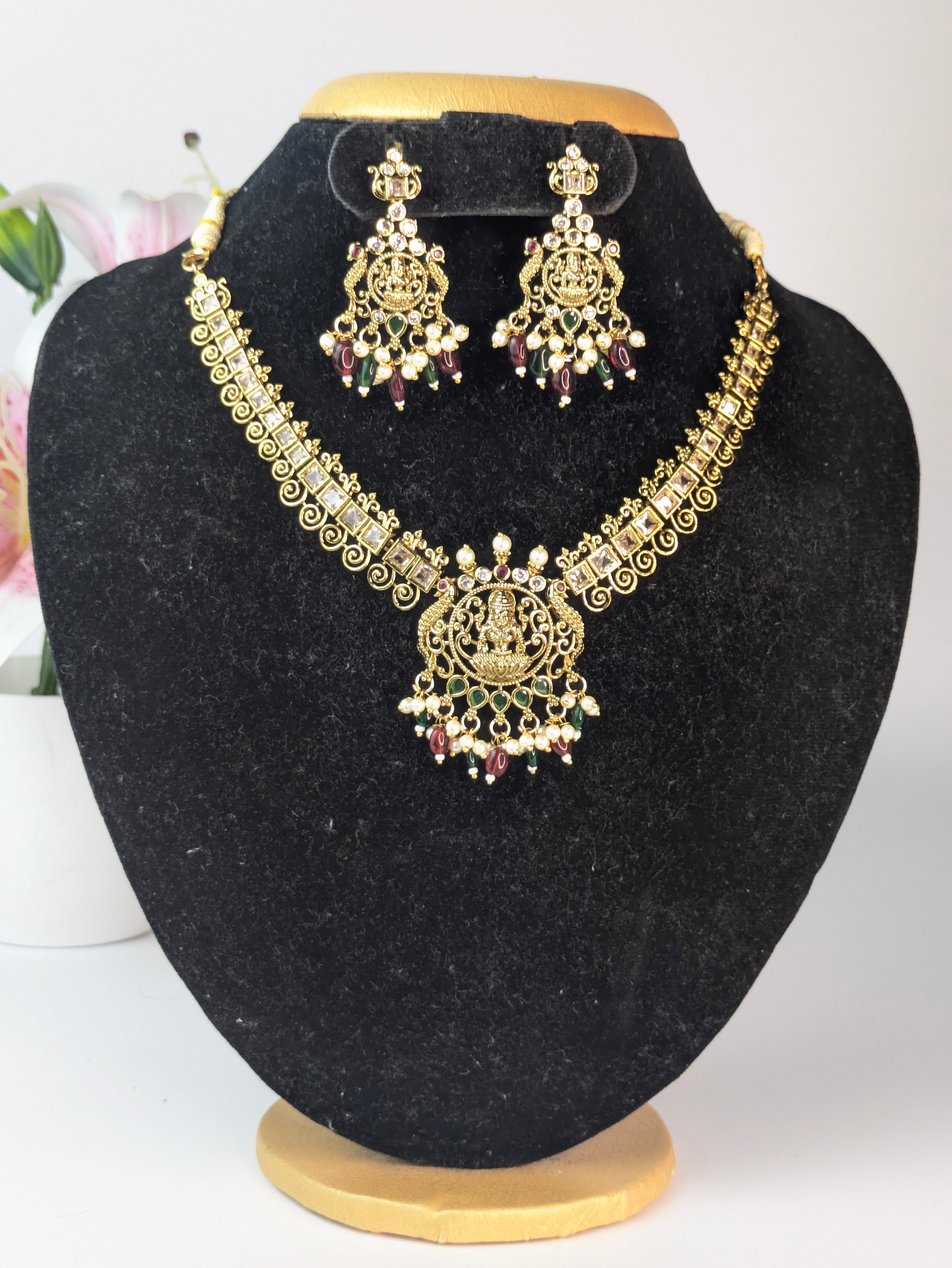 Close-neck Hasli style necklace set