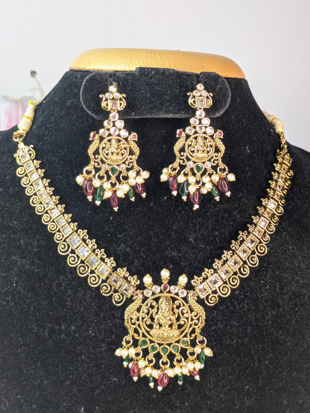 Close-neck Hasli style necklace set