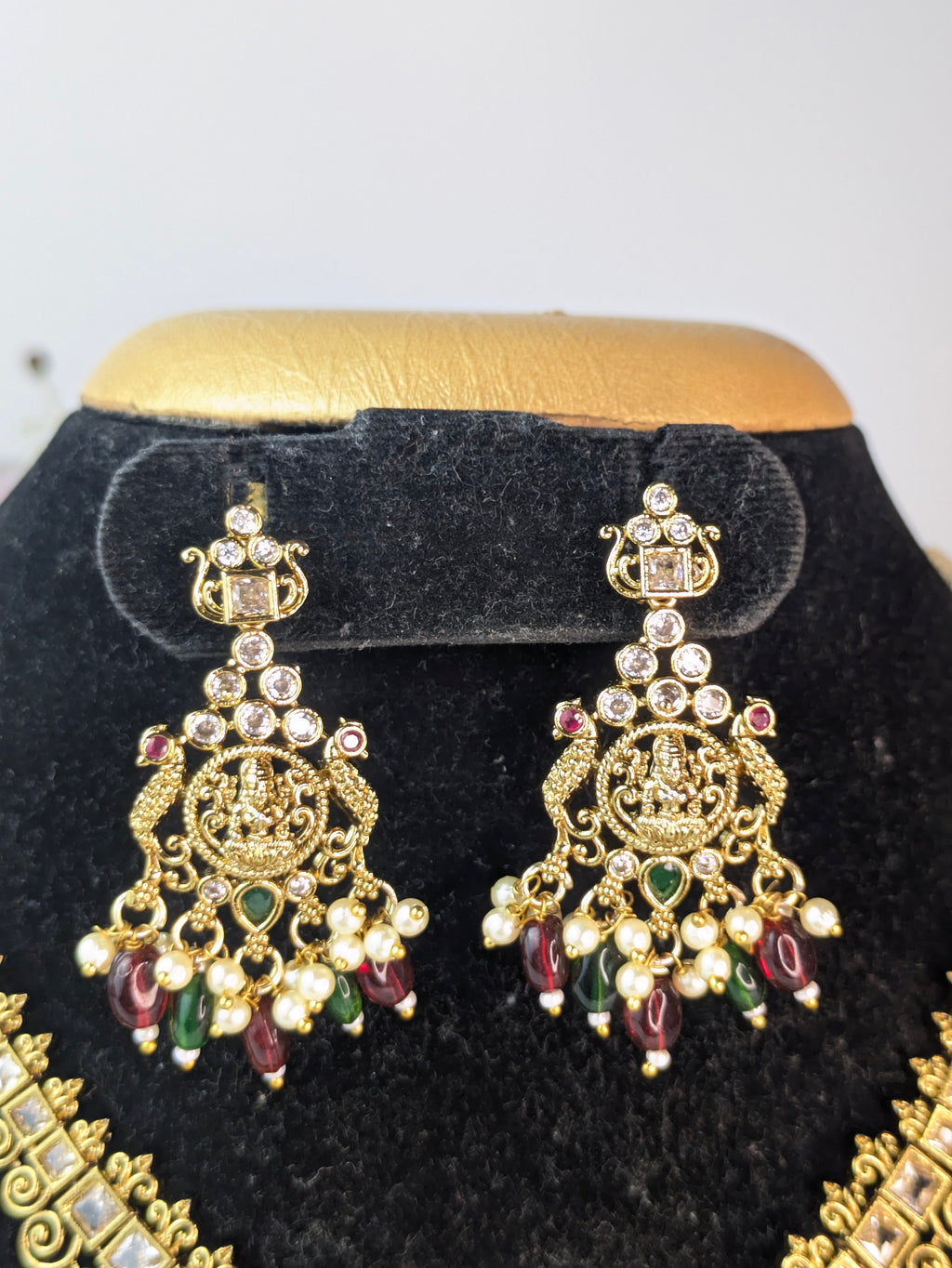 Close-neck Hasli style necklace set