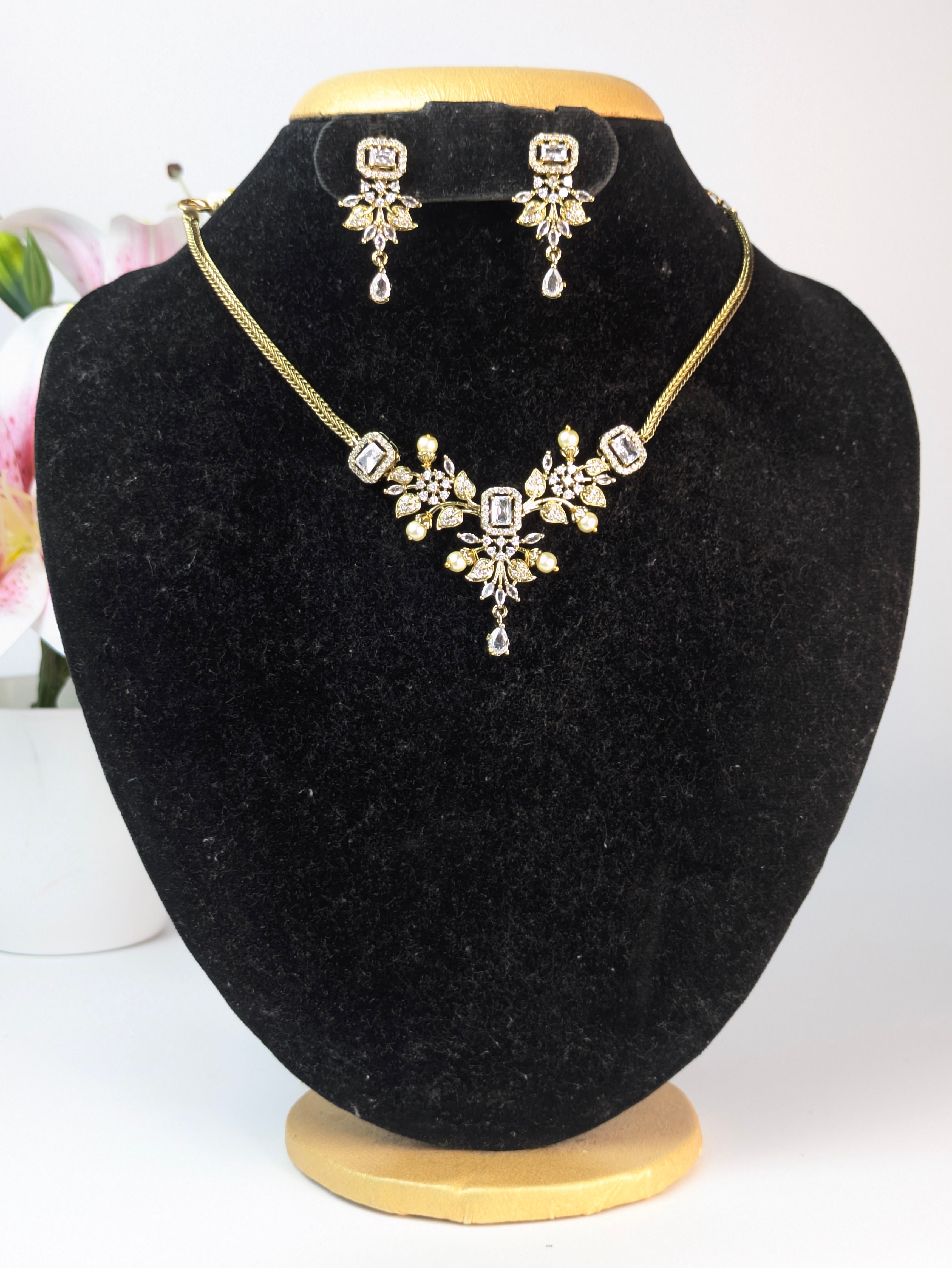 White AD Short Necklace Set