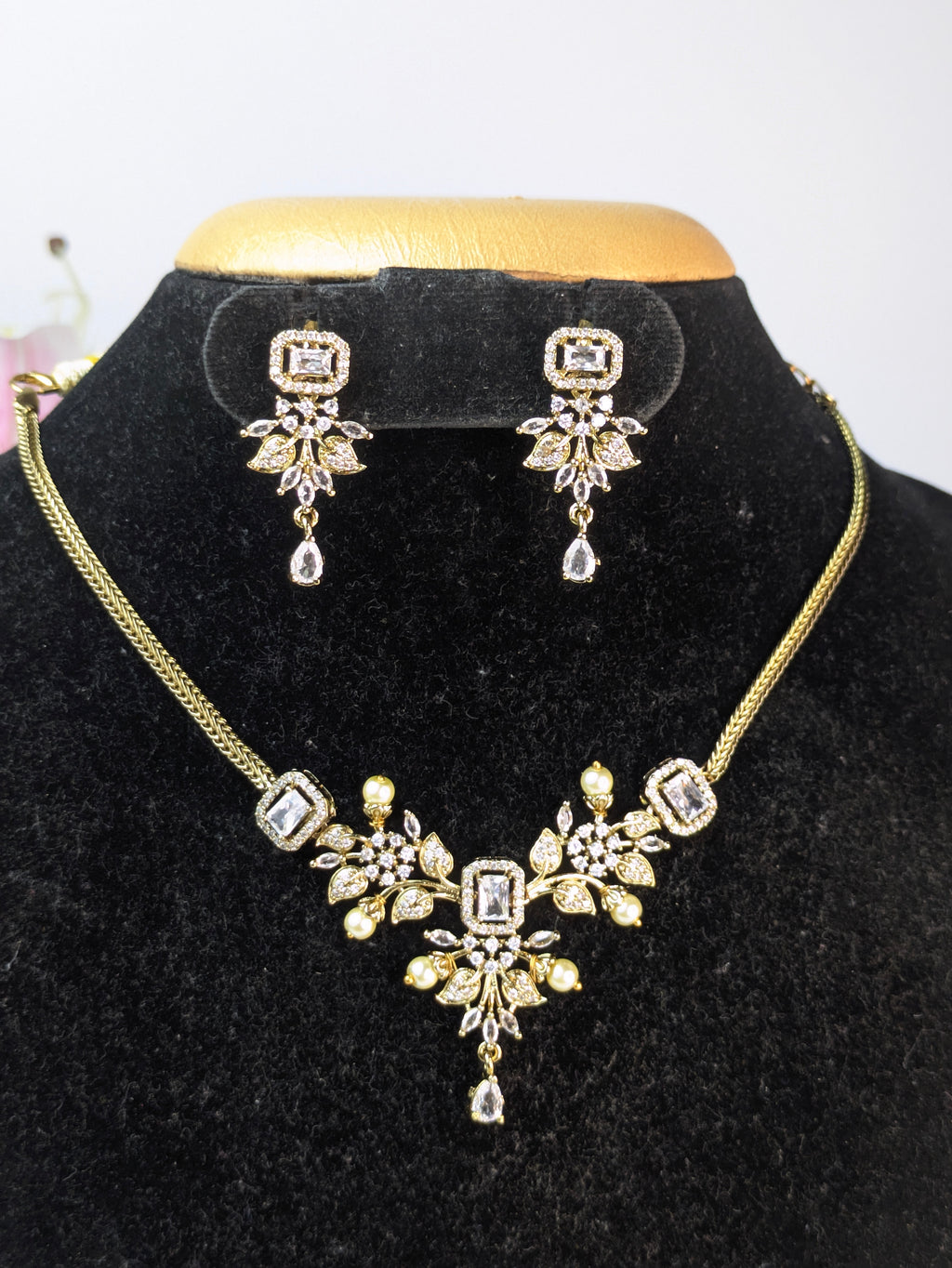 White AD Short Necklace Set