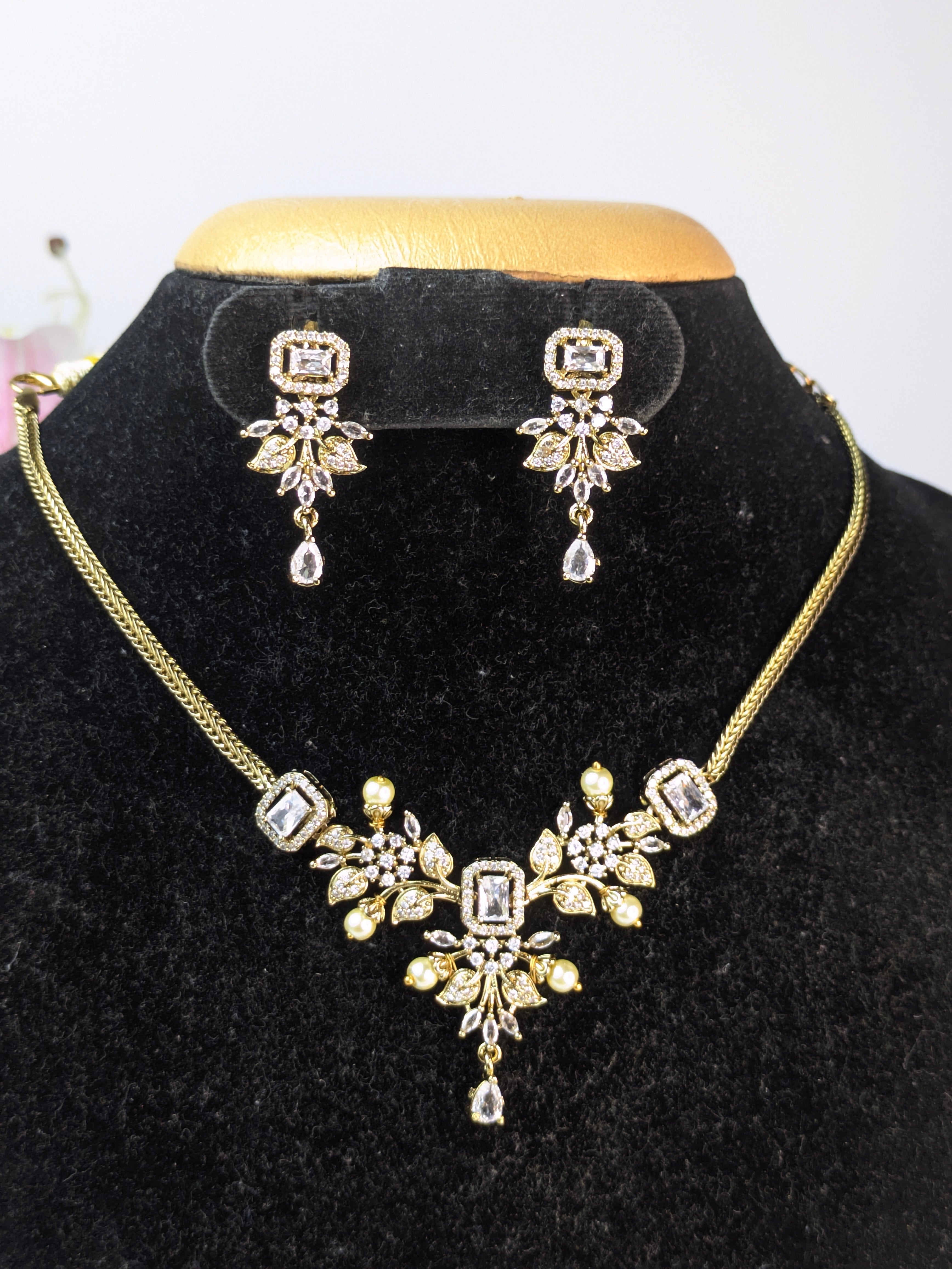 White AD Short Necklace Set