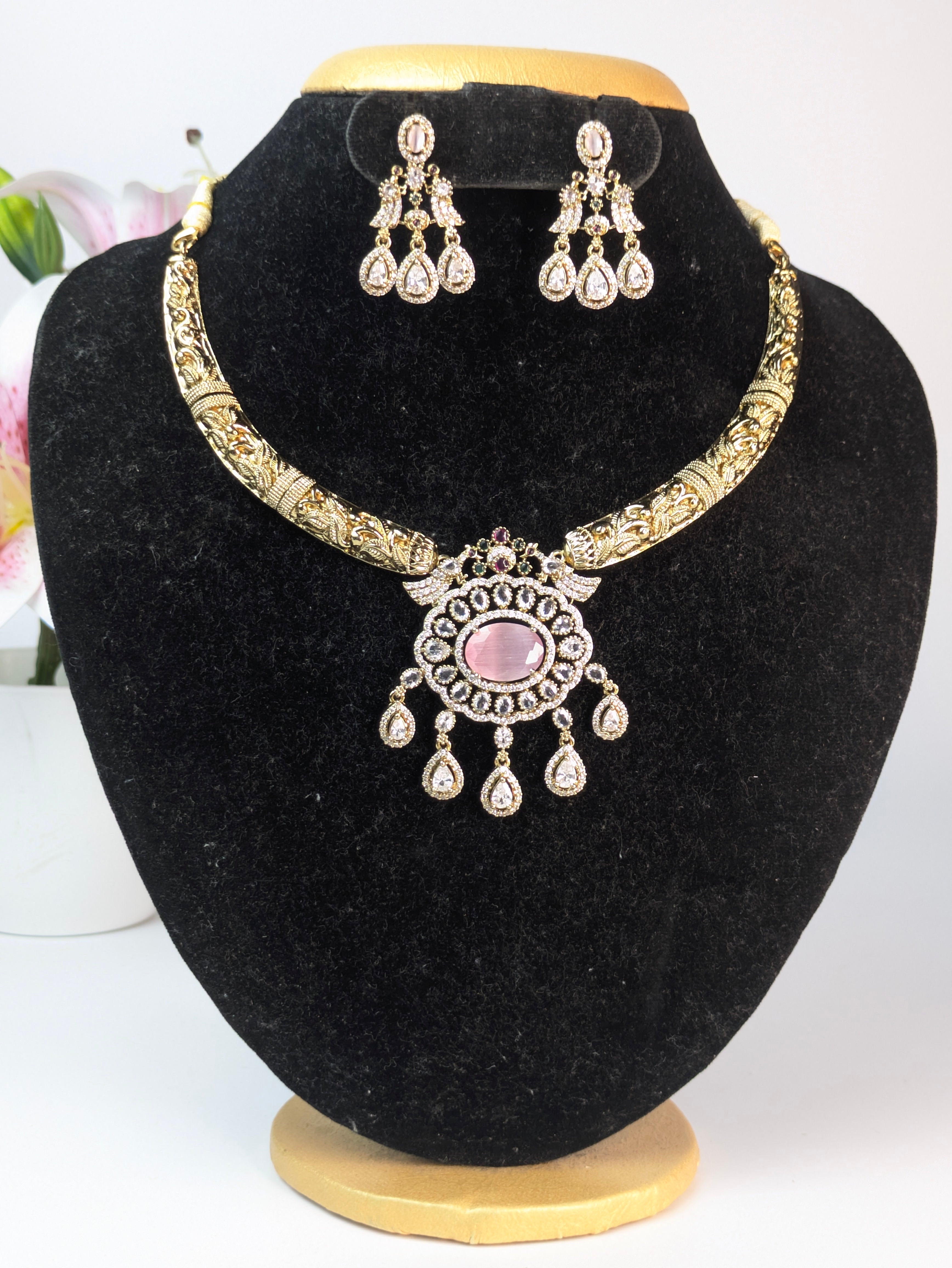 Traditional Kundan Hasli Necklace Set