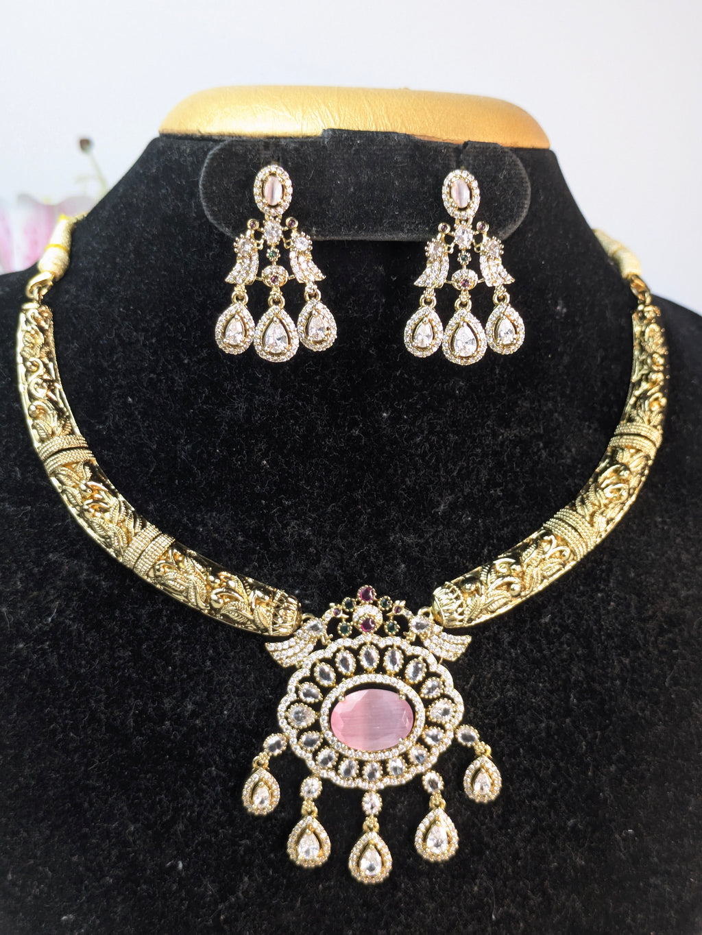 Traditional Kundan Hasli Necklace Set
