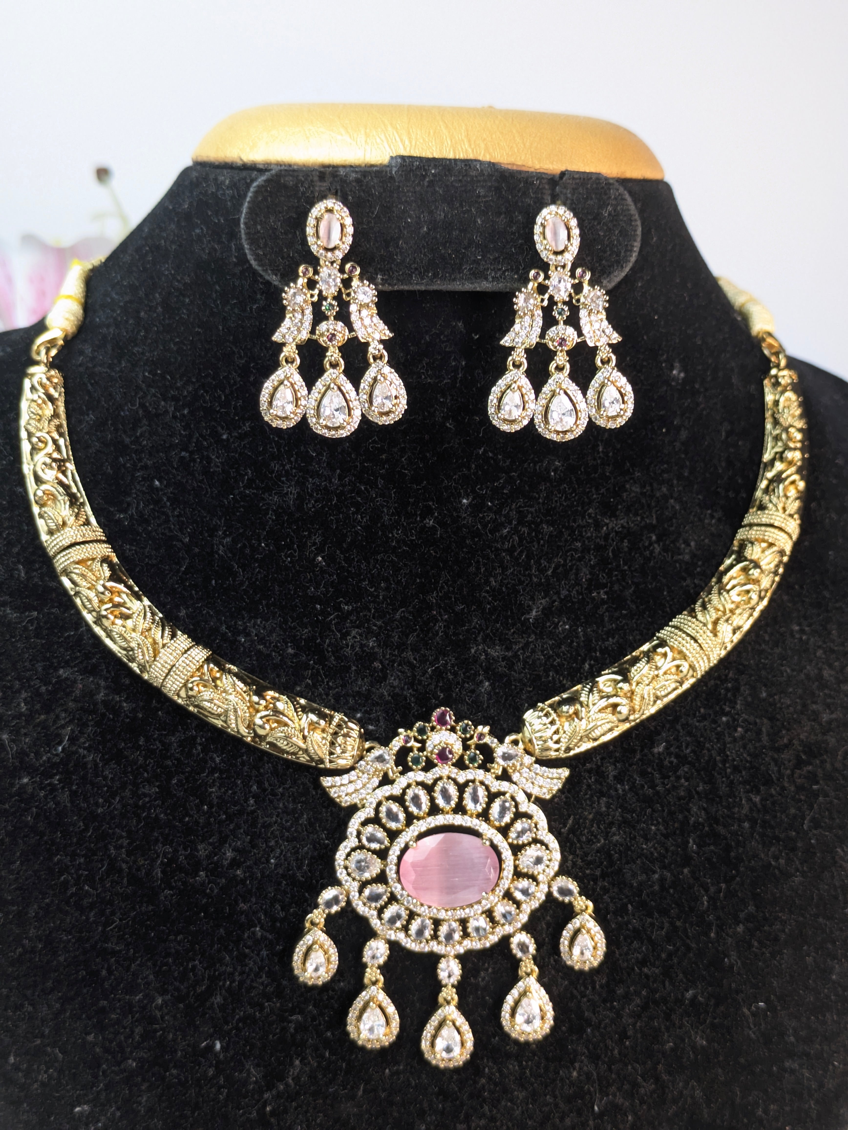 Traditional Kundan Hasli Necklace Set