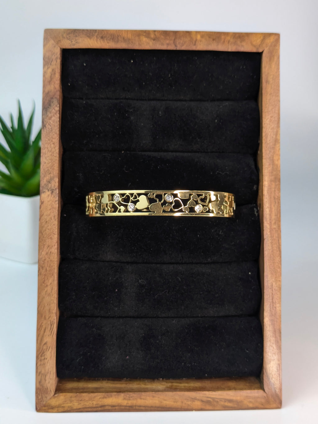 Cut-out bangle bracelet / Kada
