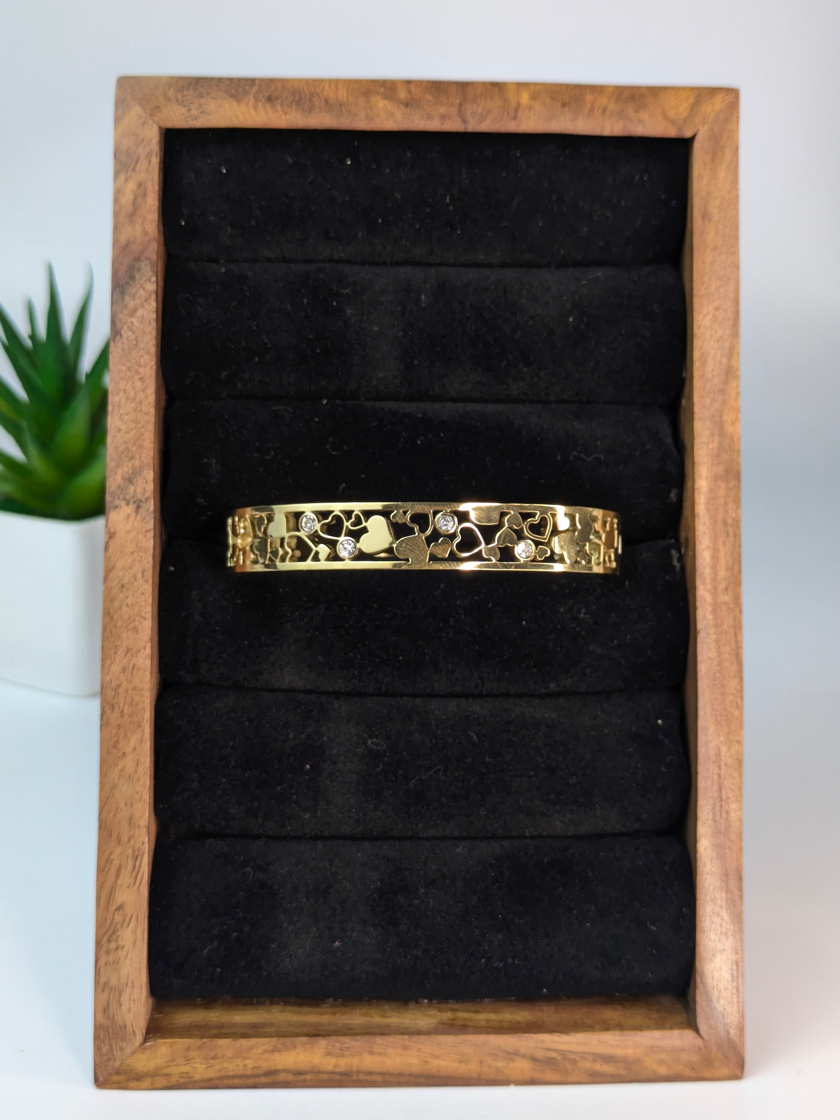 Cut-out bangle bracelet / Kada