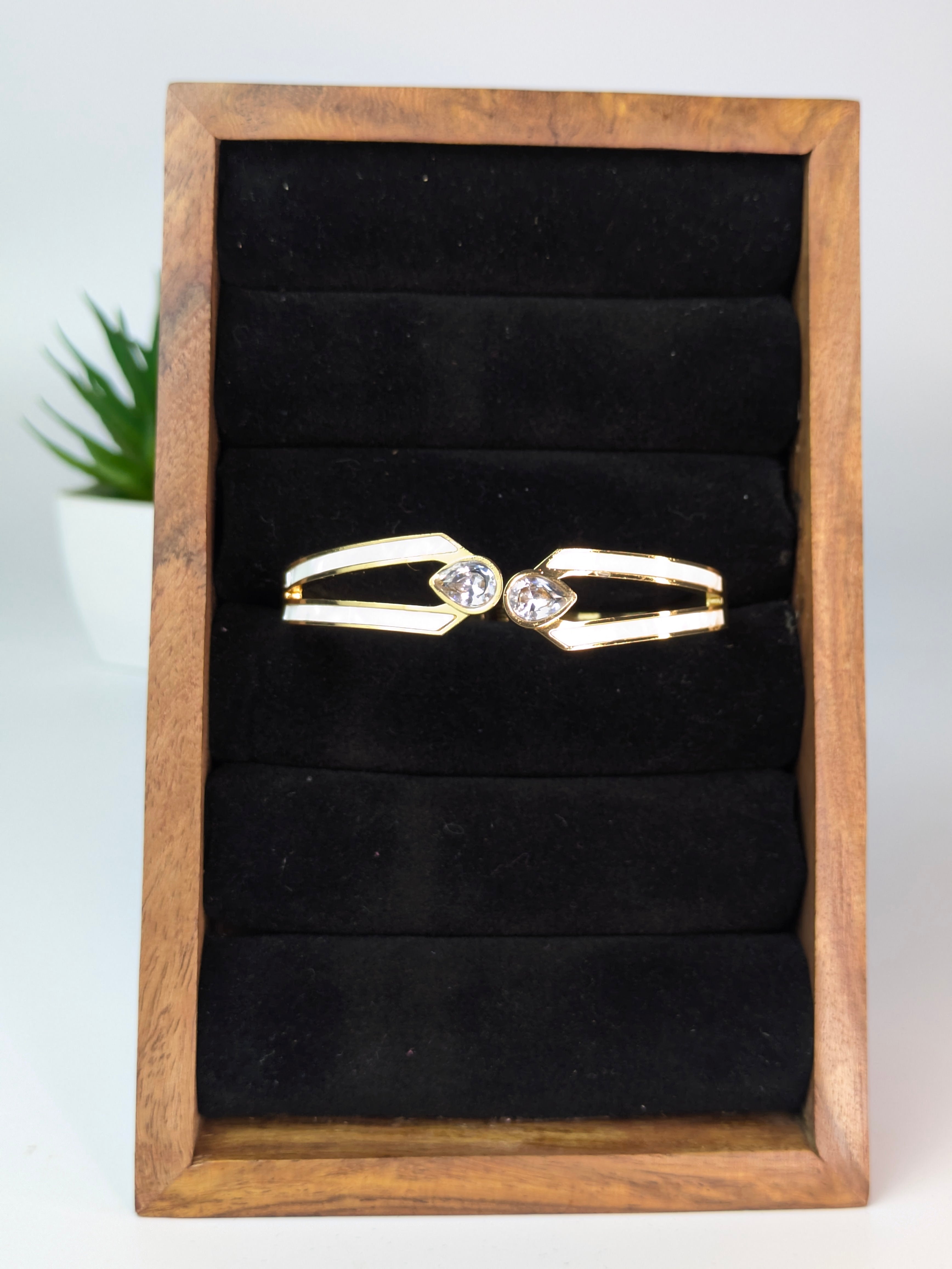 Openable cuff bracelet / Kada