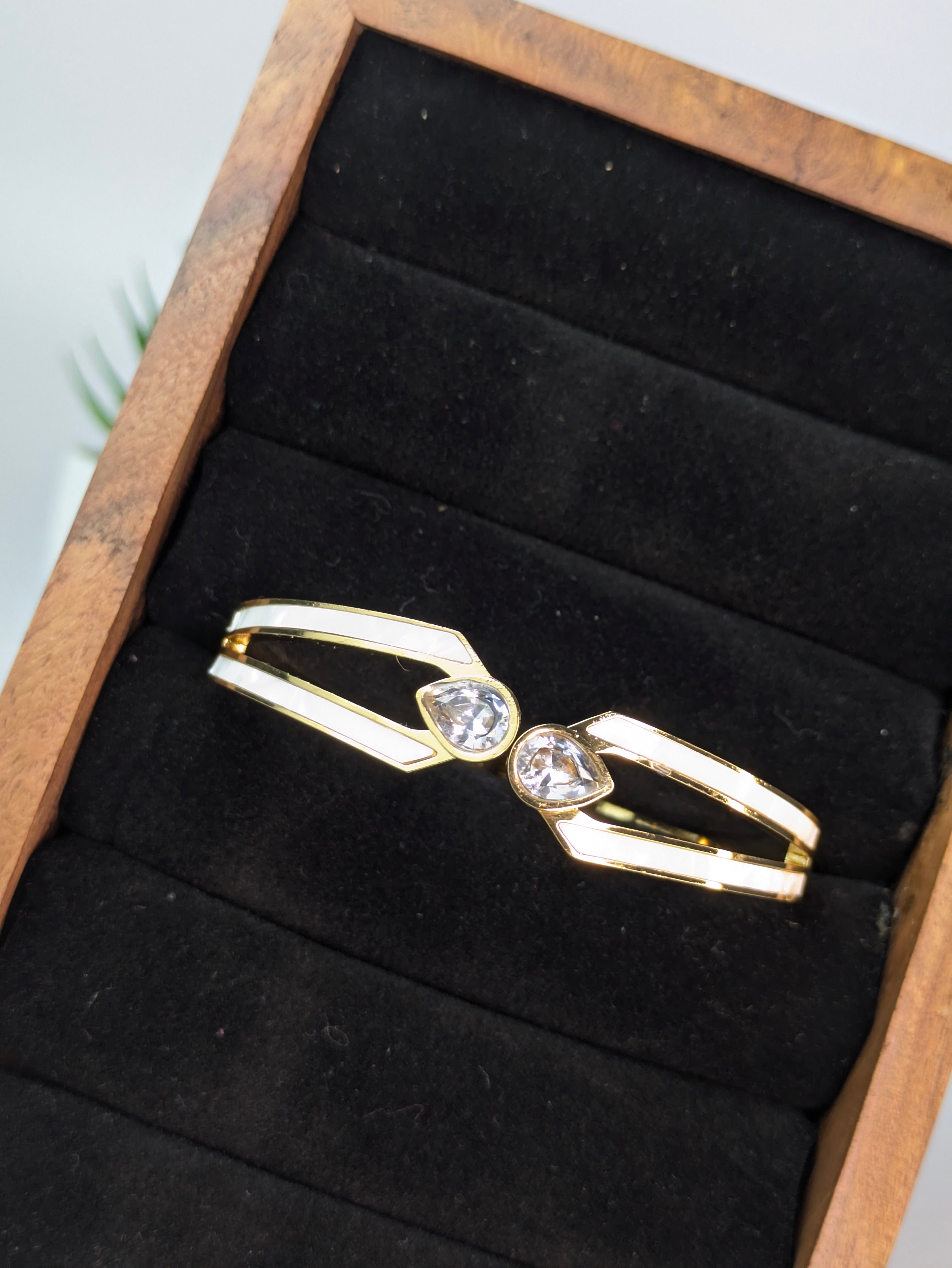 Openable cuff bracelet / Kada