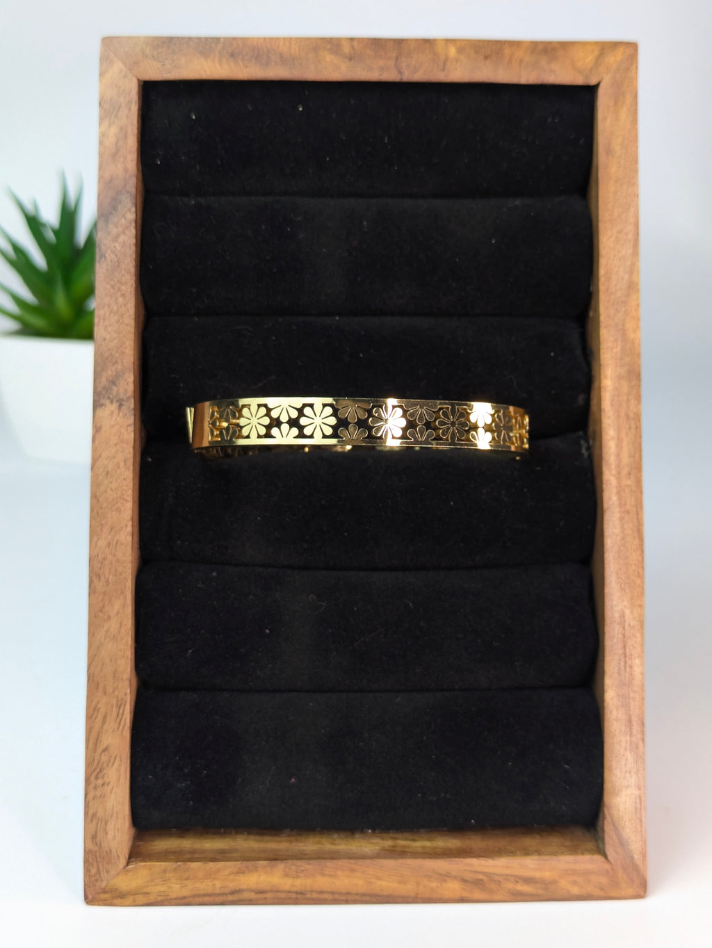 Openable cutwork cuff bangle / Kada