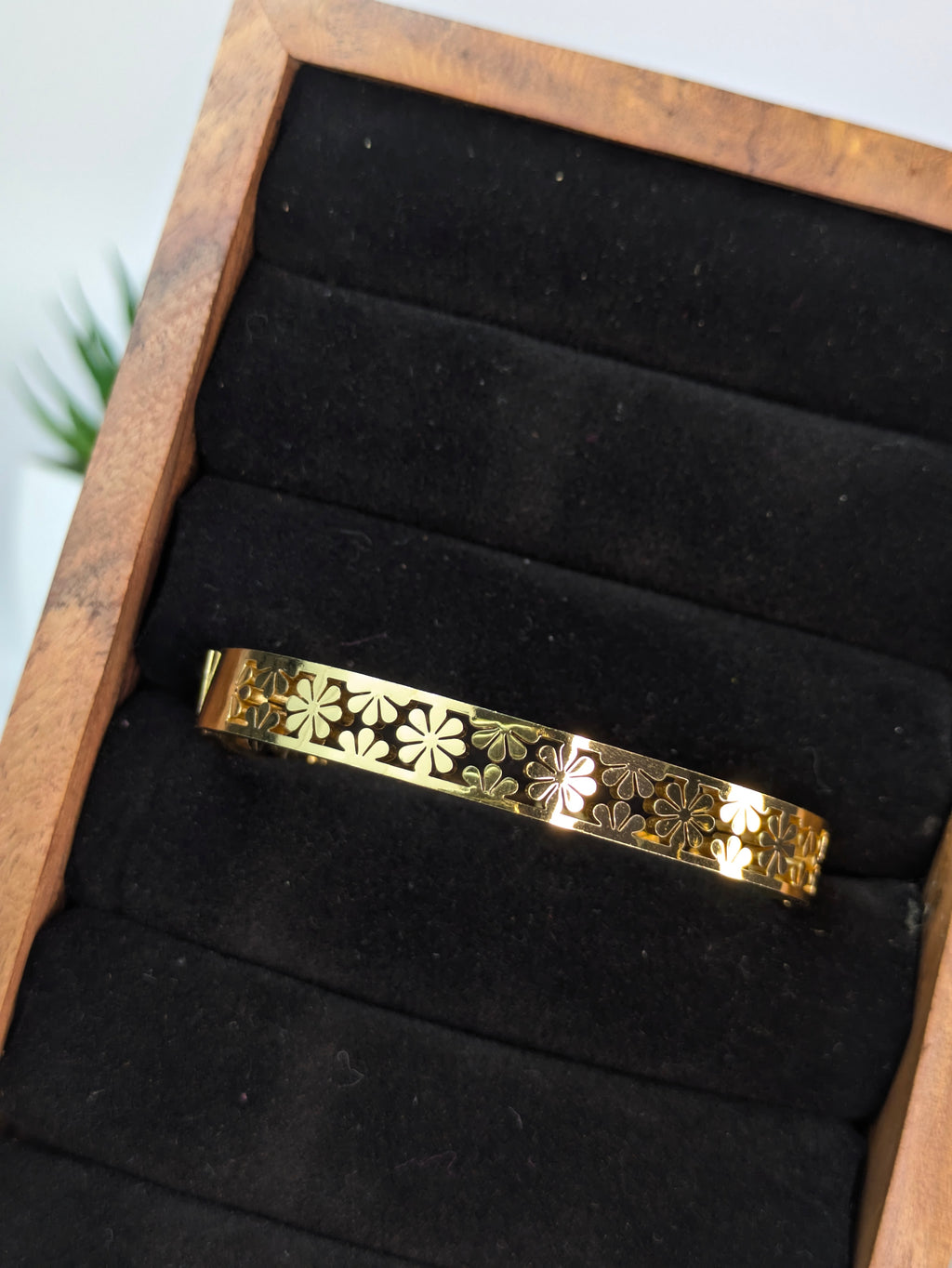 Openable cutwork cuff bangle / Kada