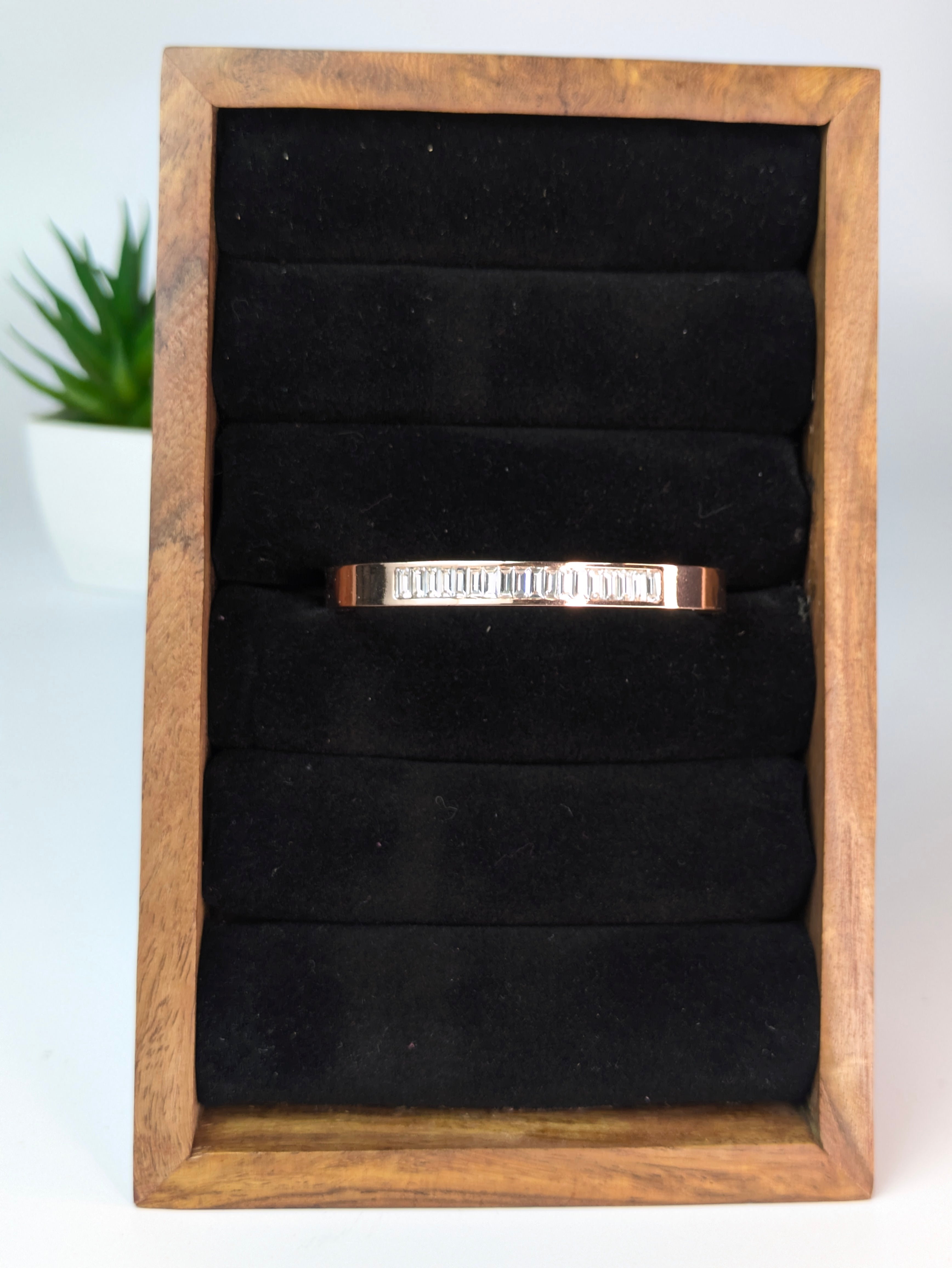 Half eternity band ring