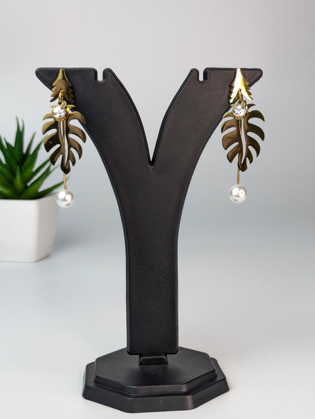 Luxurious tropical botanical earring