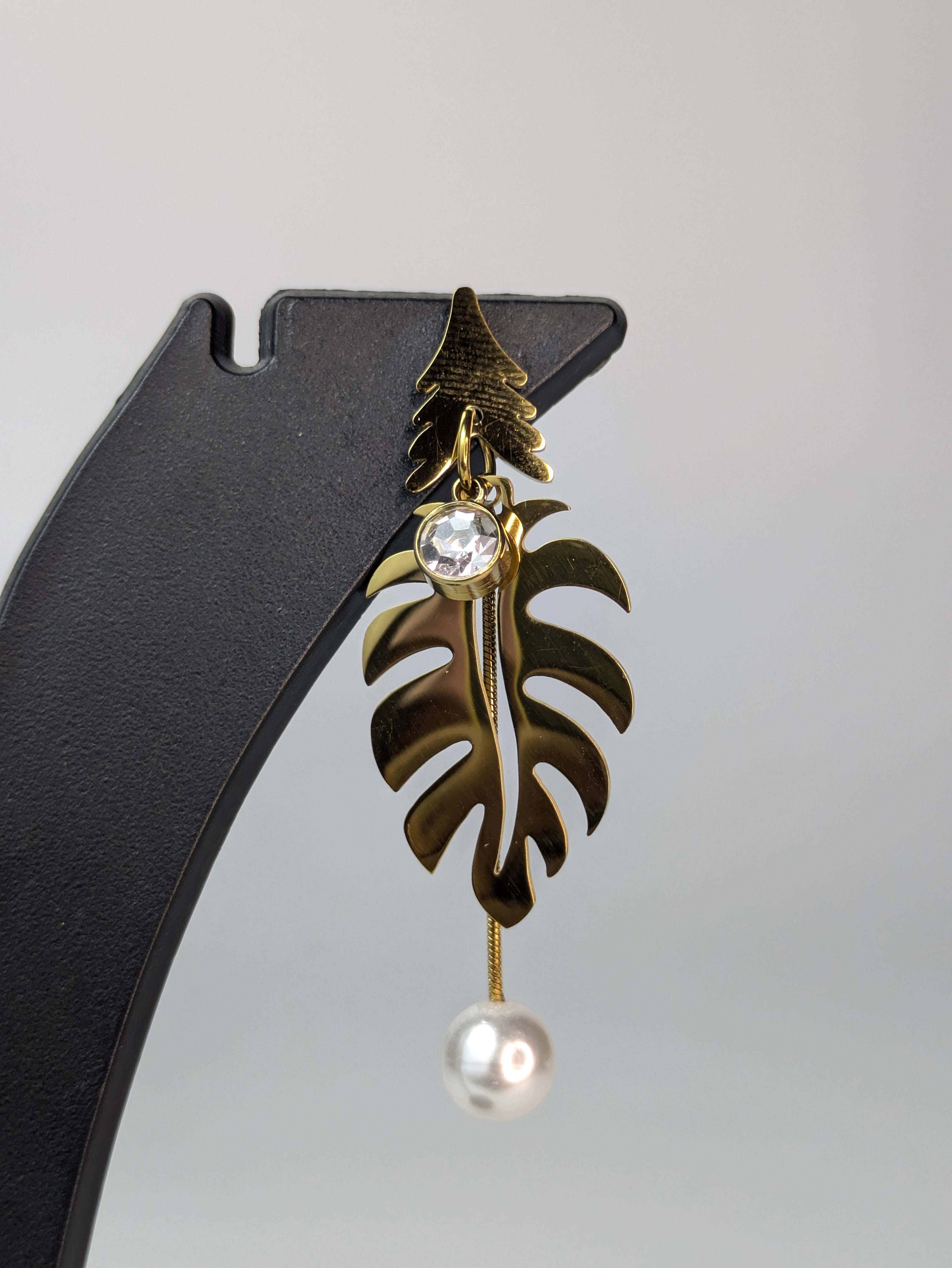 Luxurious tropical botanical earring