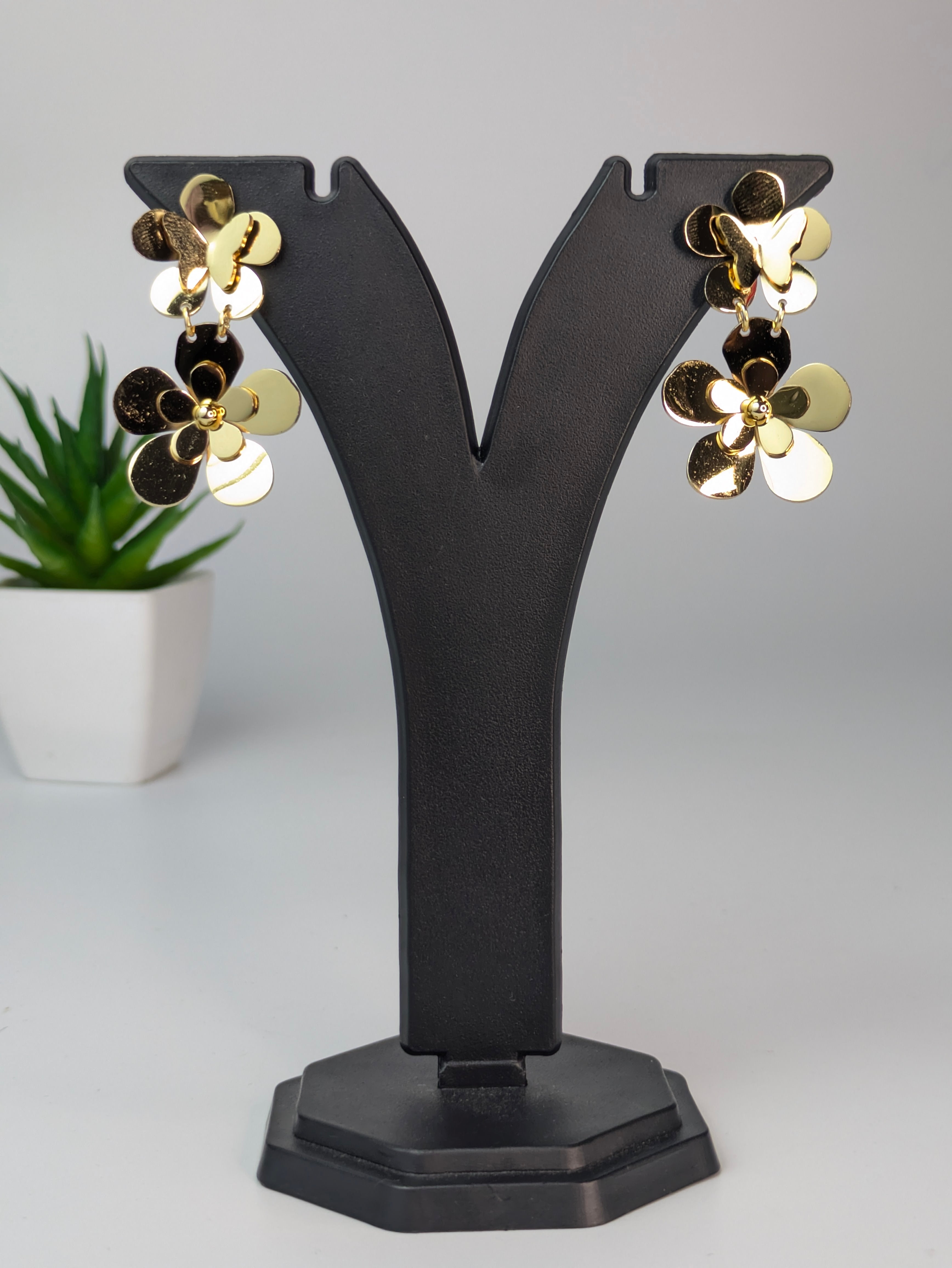 Graphic floral earring