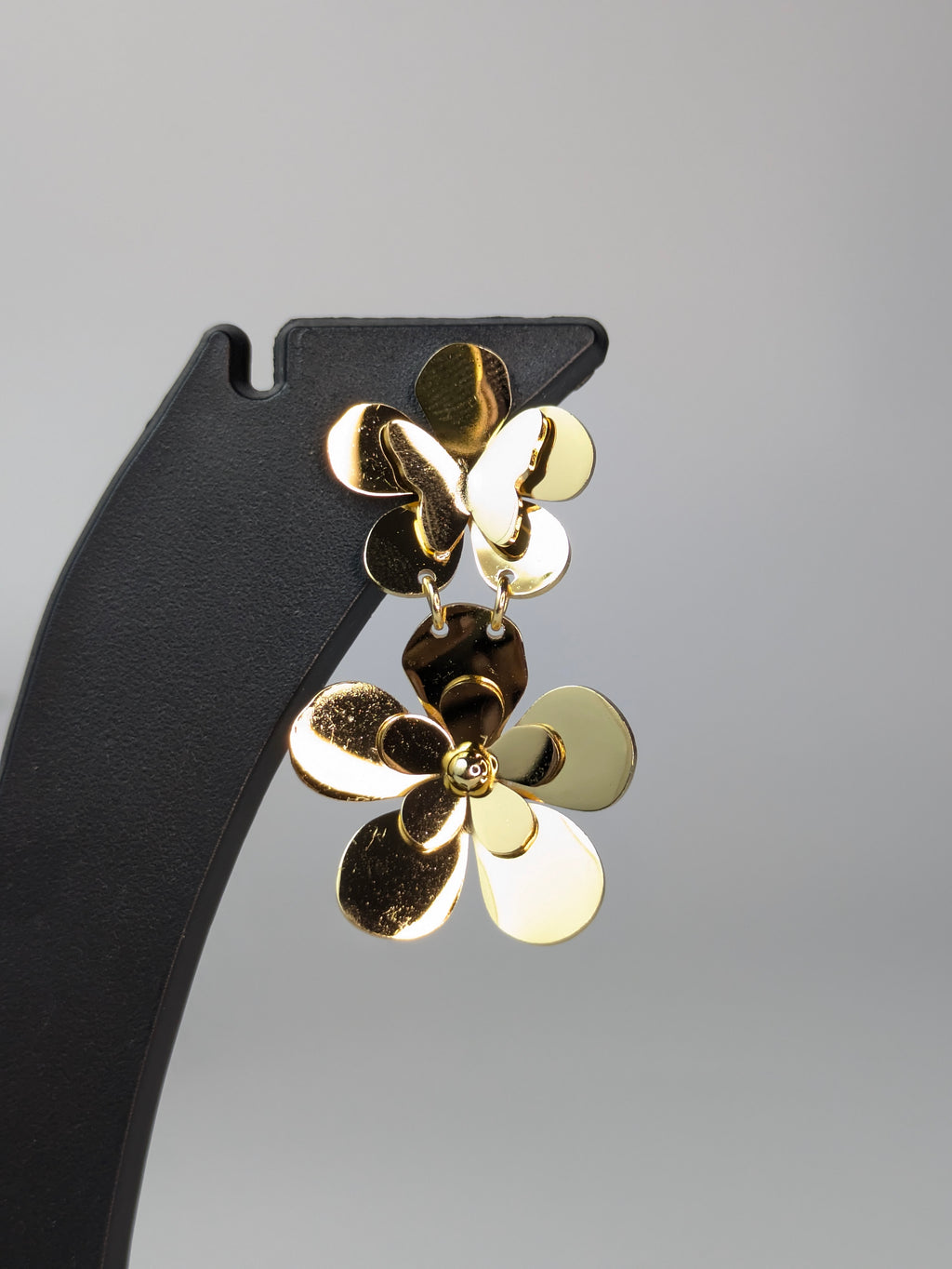 Graphic floral earring