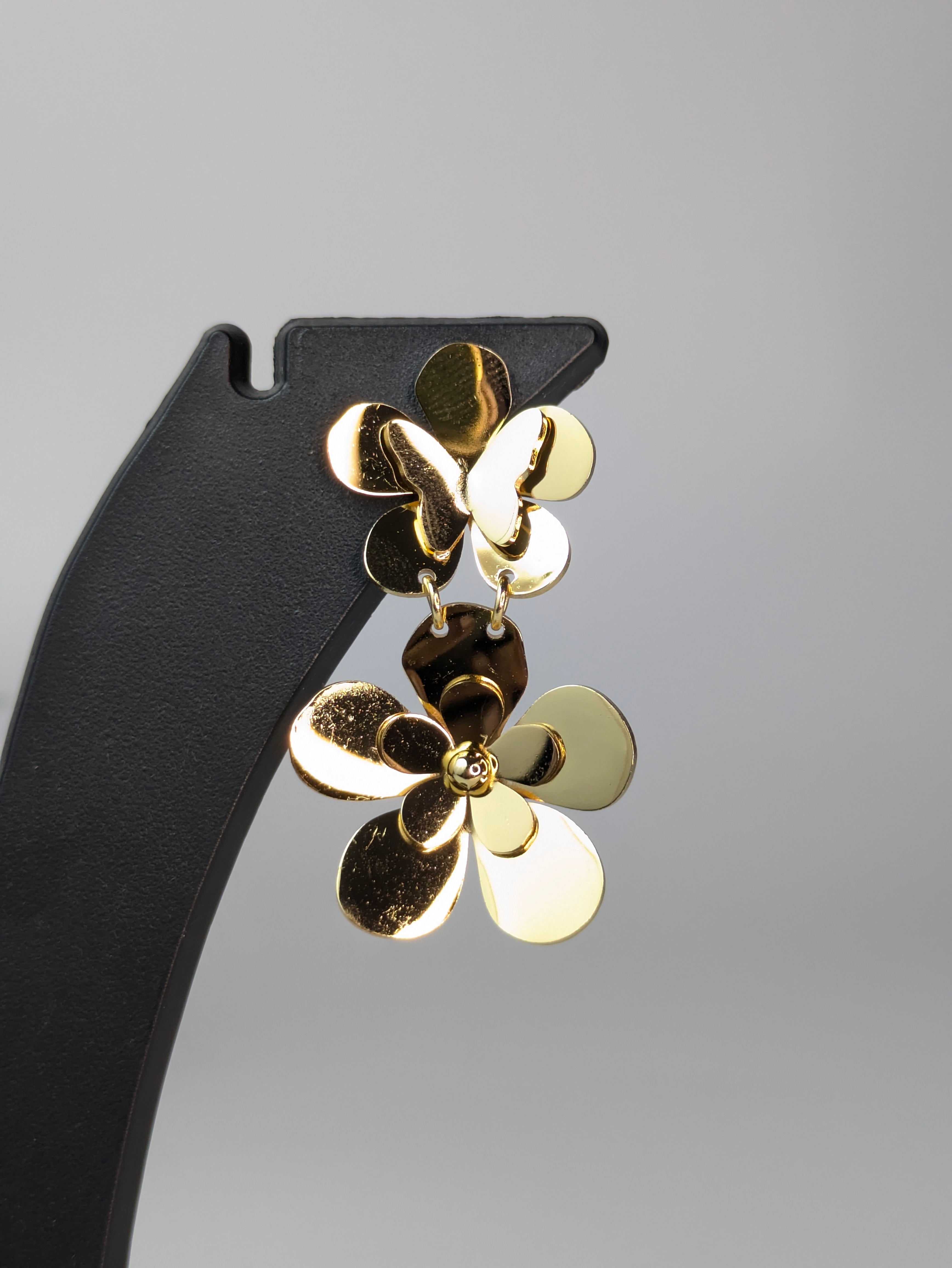 Graphic floral earring