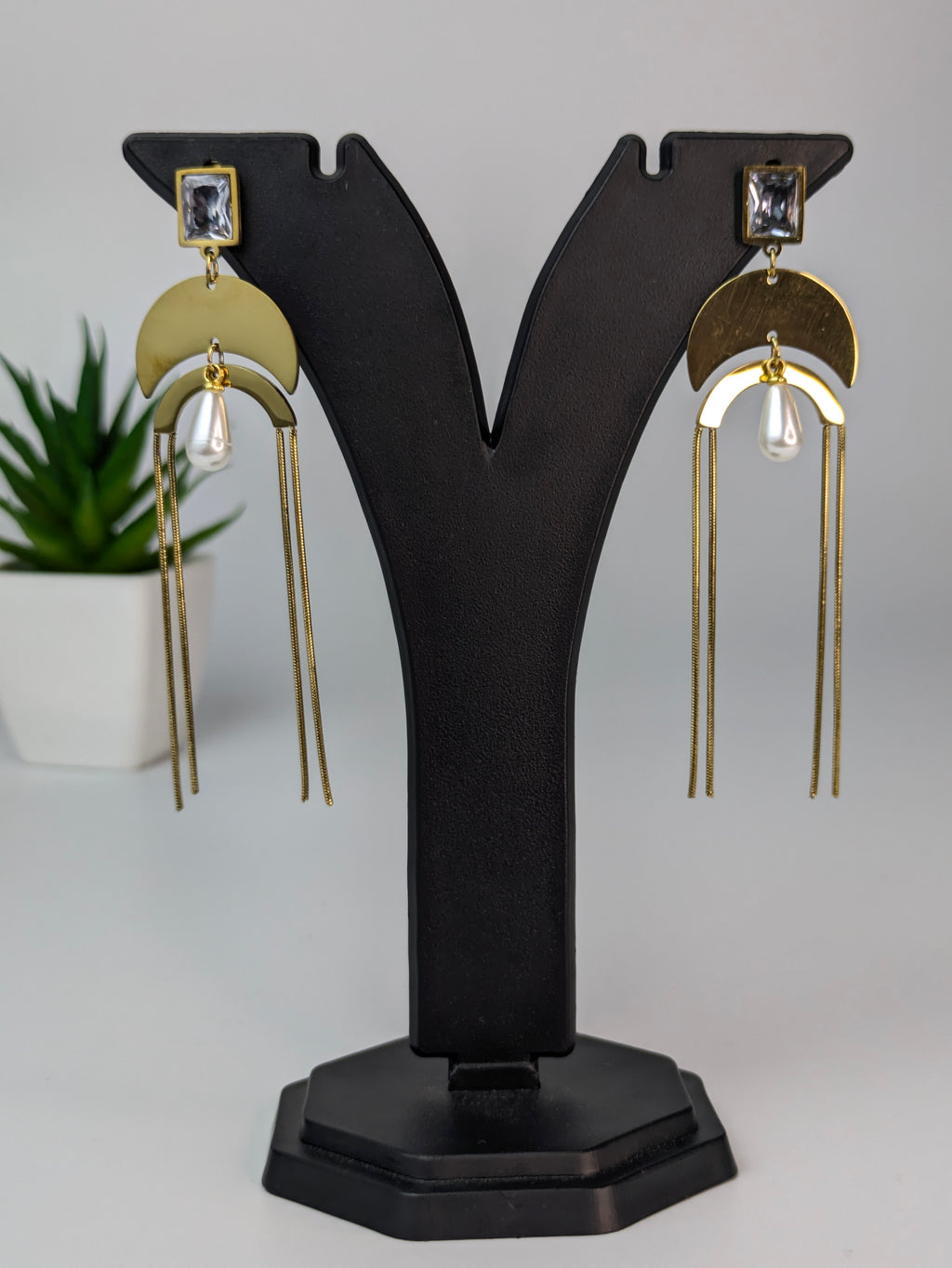 U-shaped arch frame earring