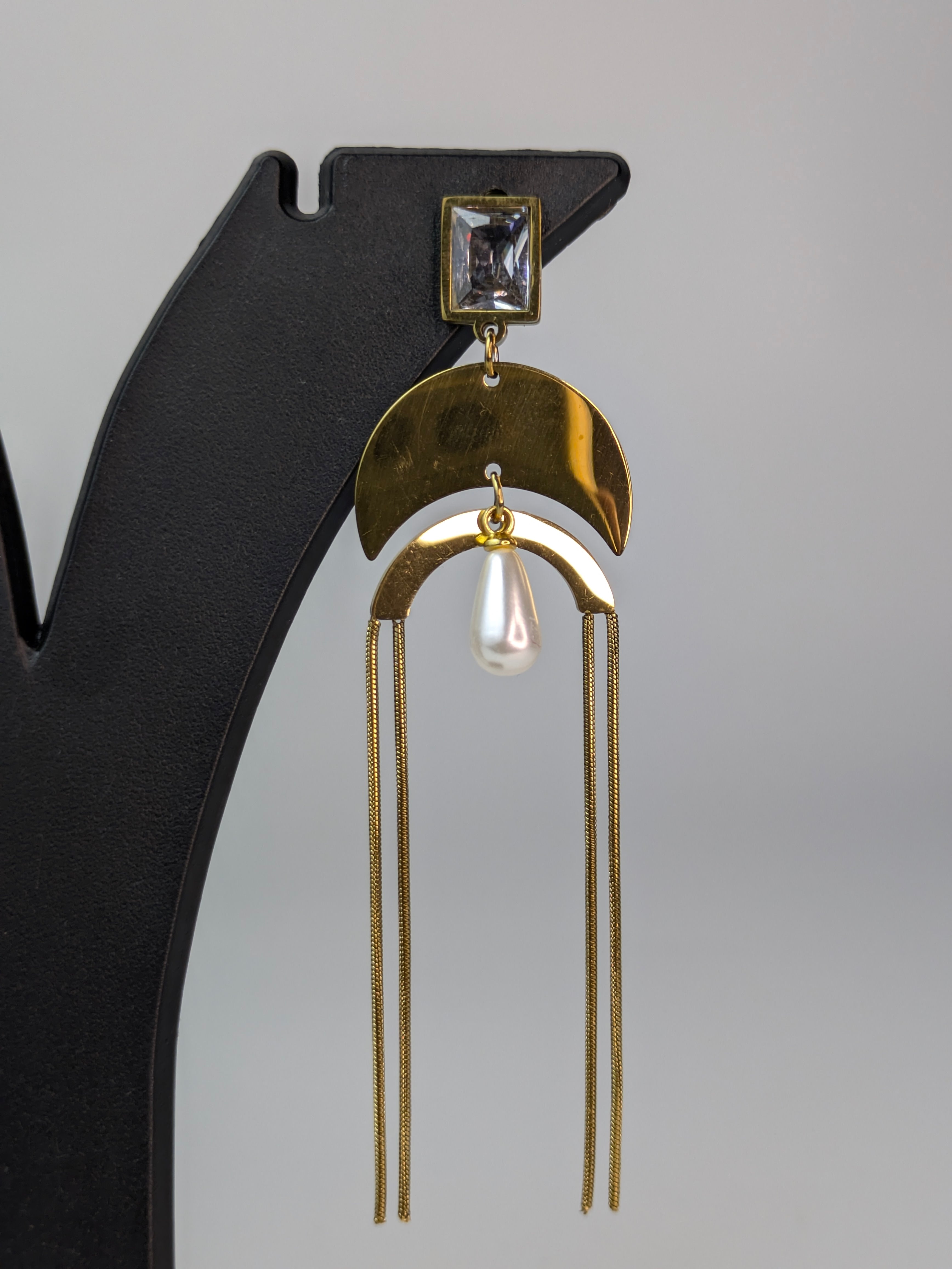 U-shaped arch frame earring