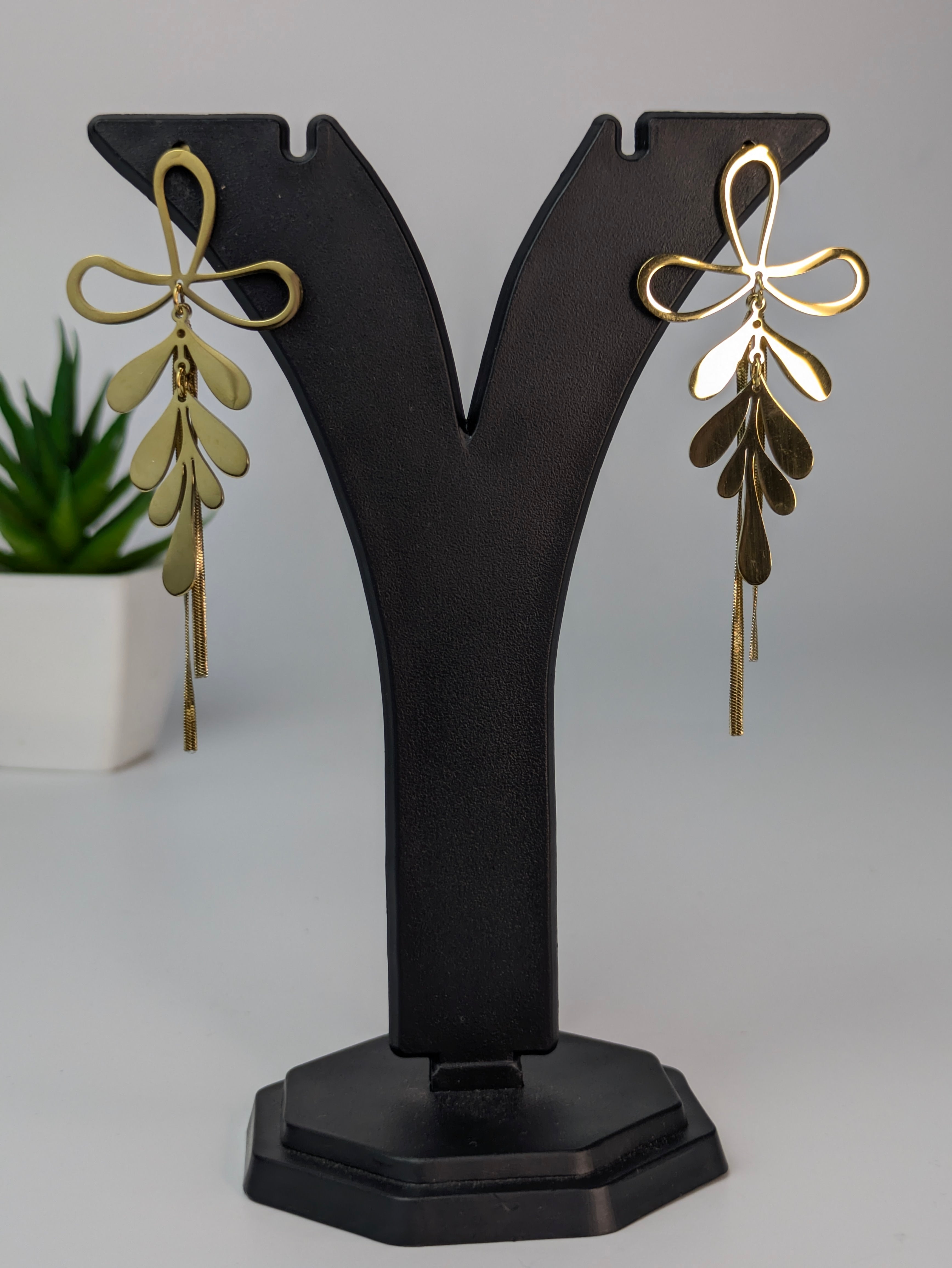 Botanical theme earring