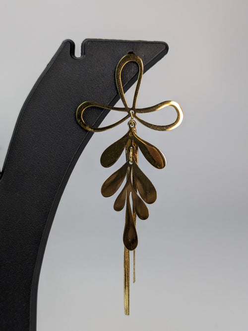 Botanical theme earring
