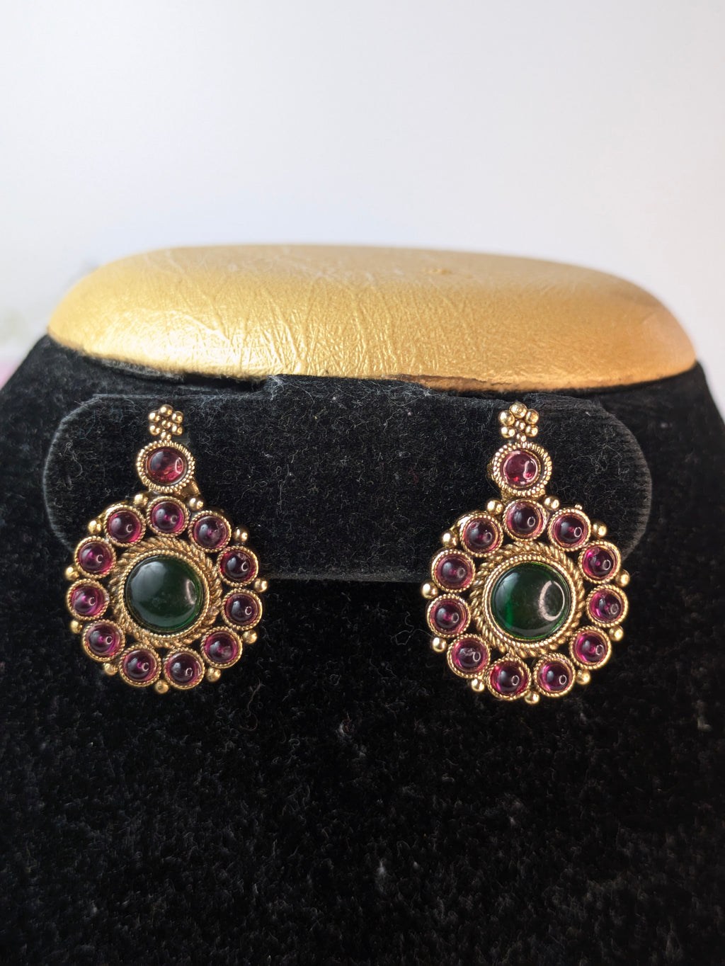 Traditional South Indian Kasu-Kemp Fusion Necklace Set.