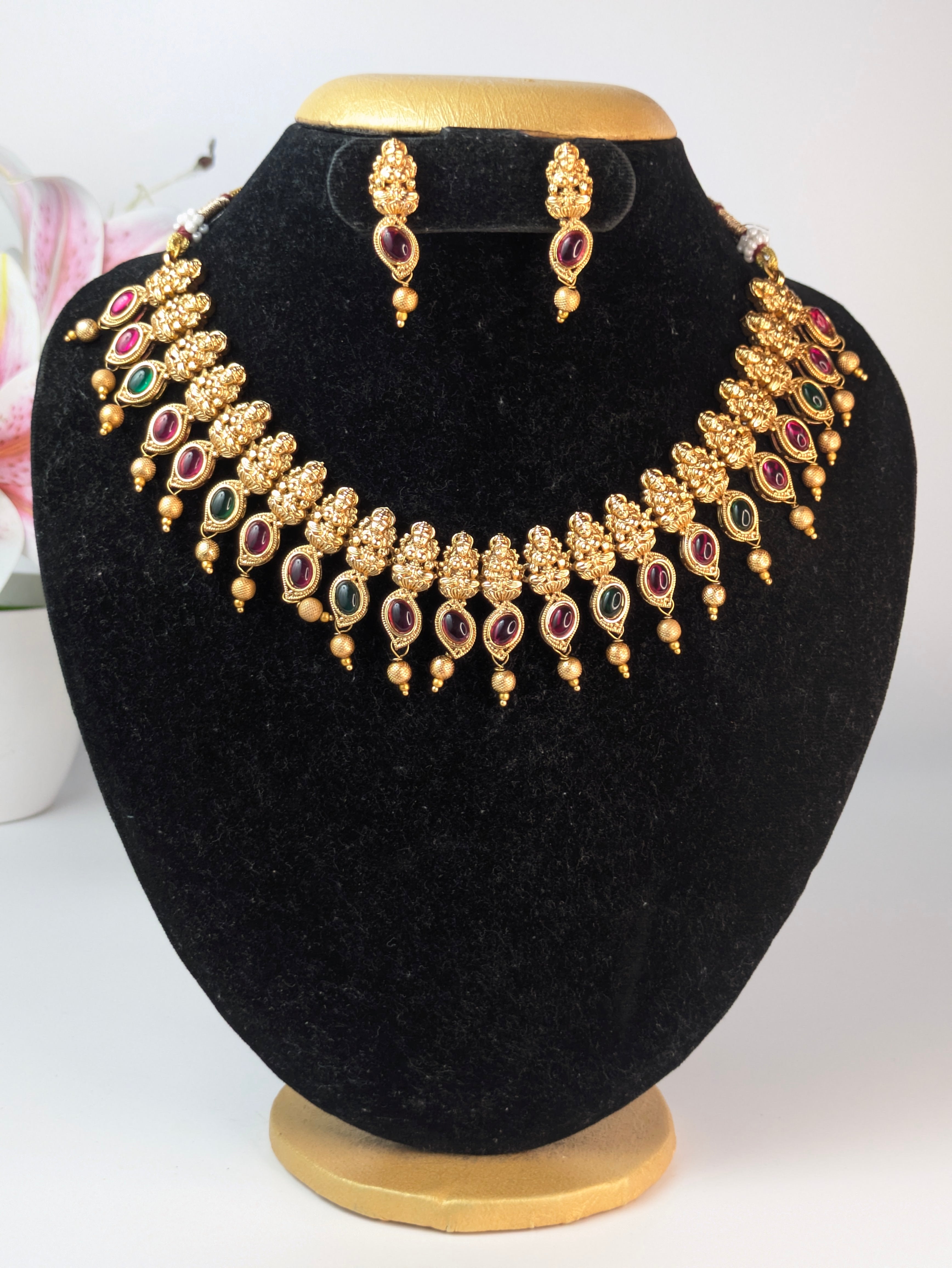 Kemp Stone-Studded Antique Necklace Set