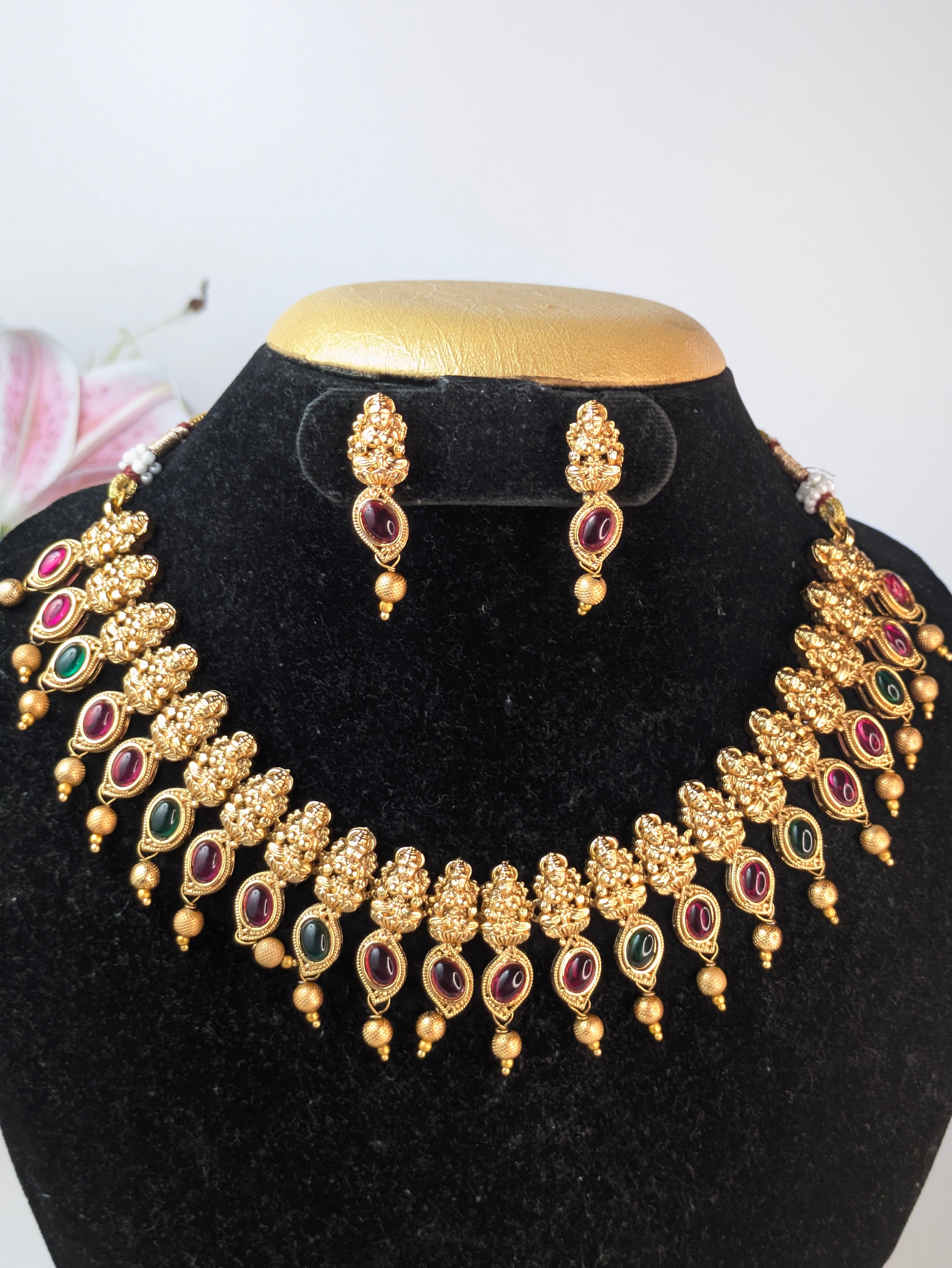 Kemp Stone-Studded Antique Necklace Set