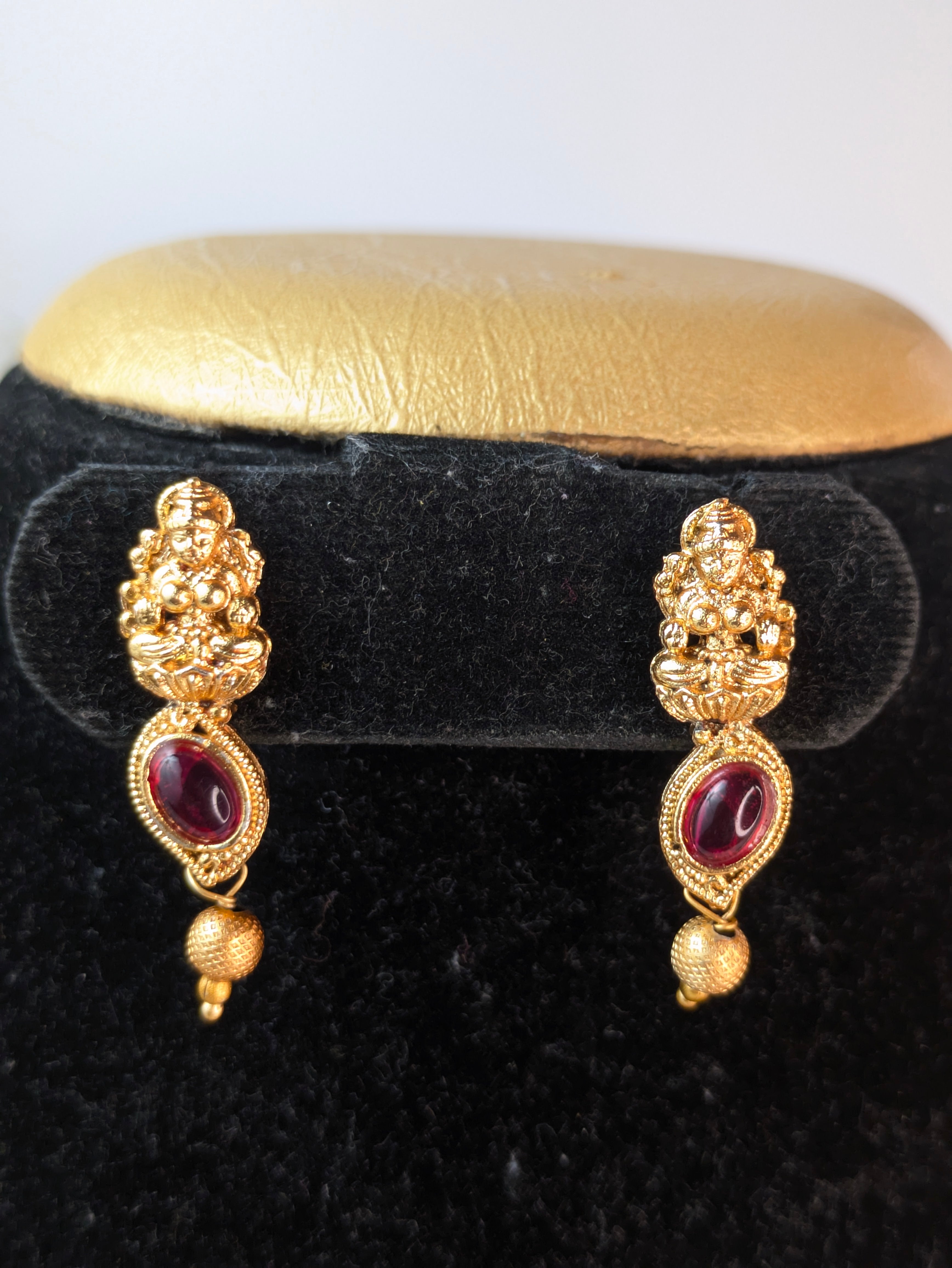 Kemp Stone-Studded Antique Necklace Set