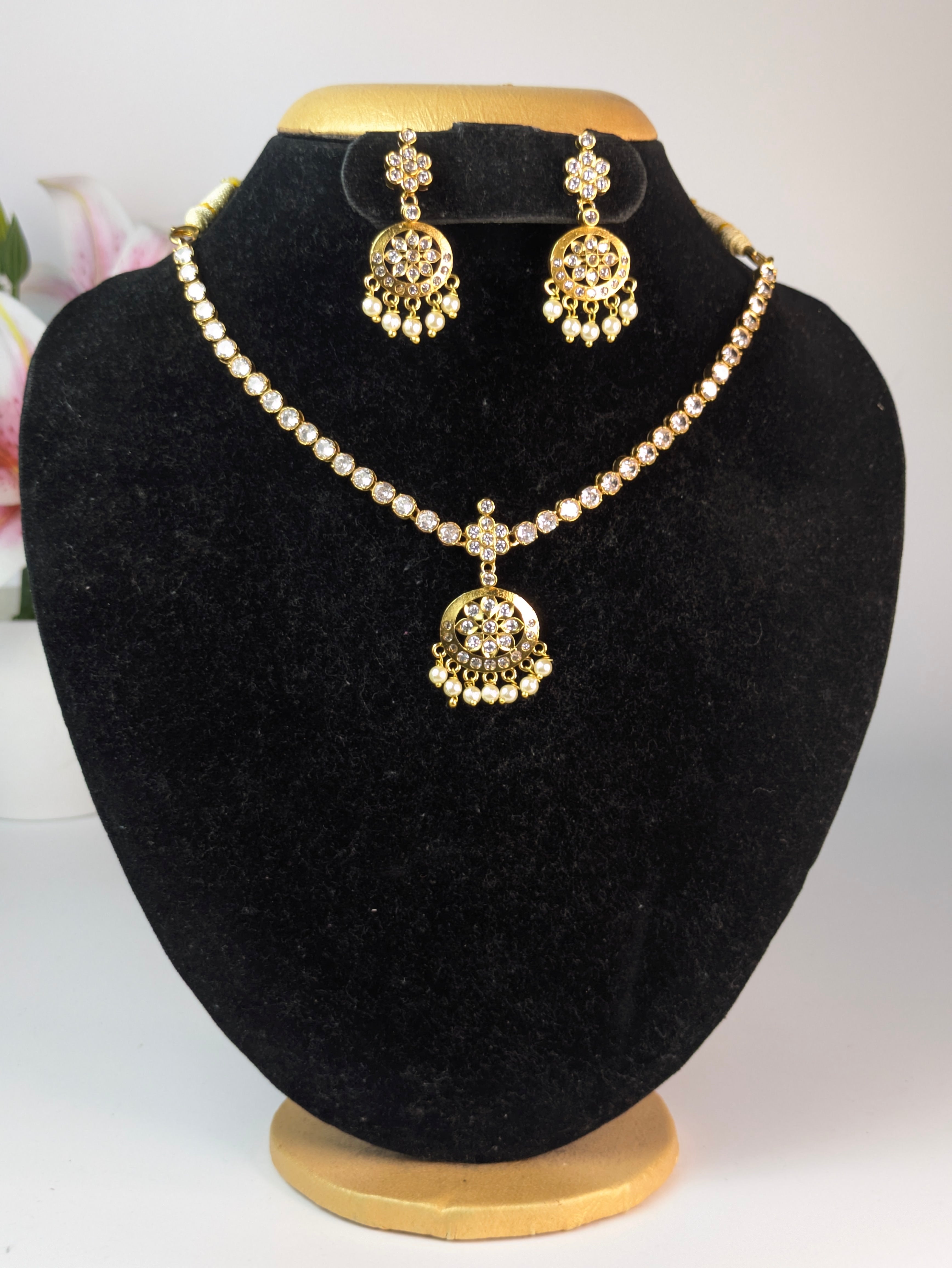 Vintage White Stone Attigai