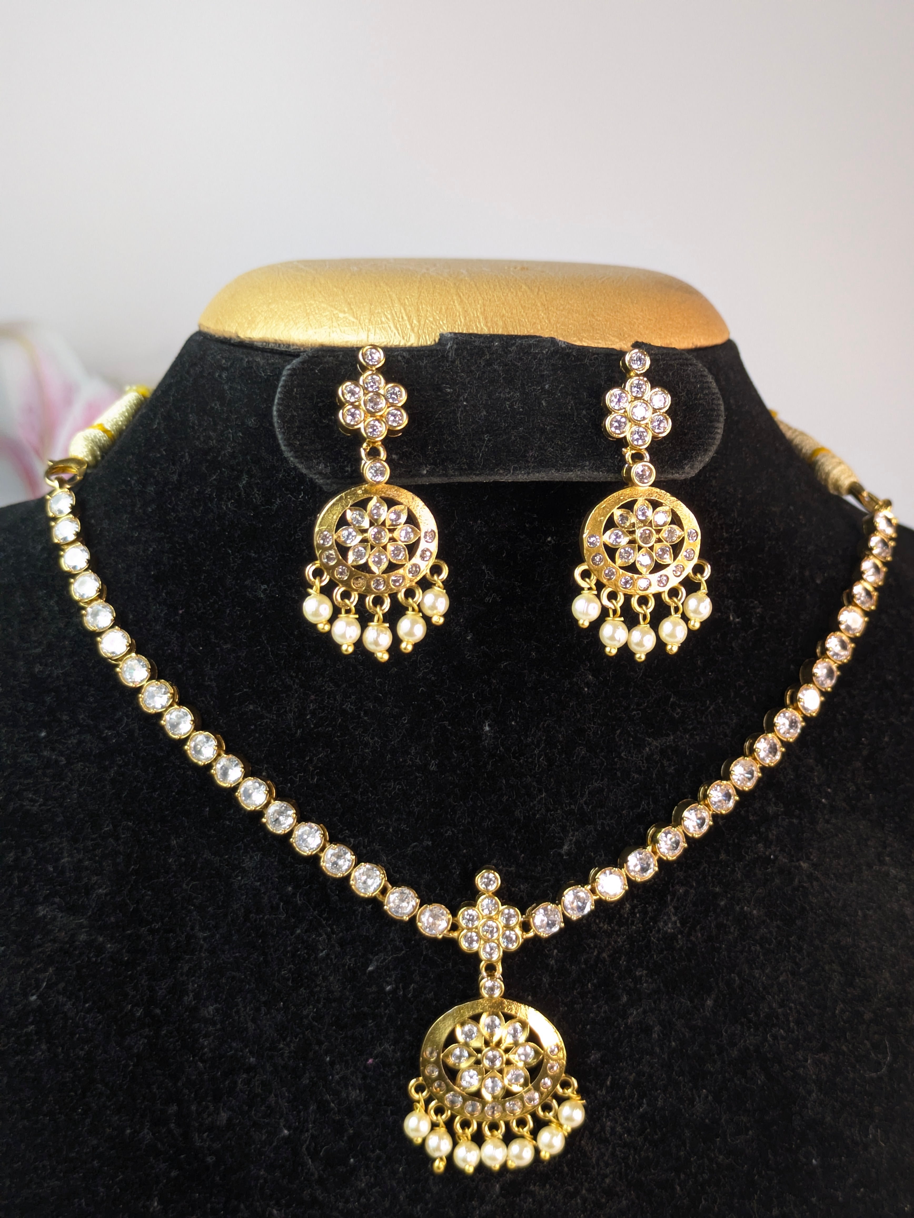 Vintage White Stone Attigai