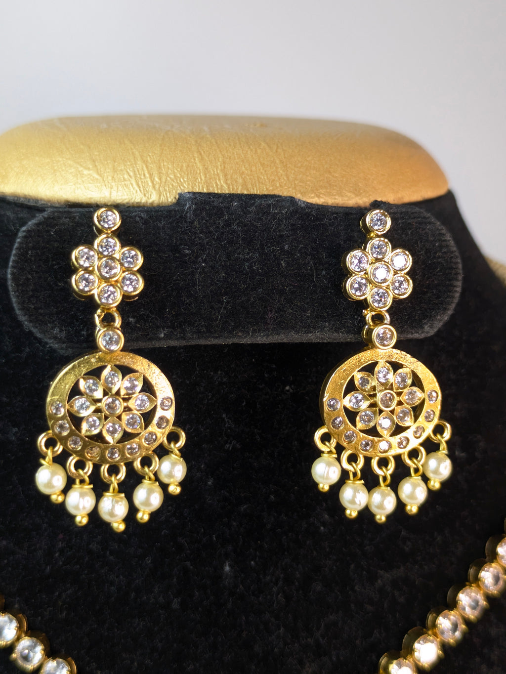 Vintage White Stone Attigai