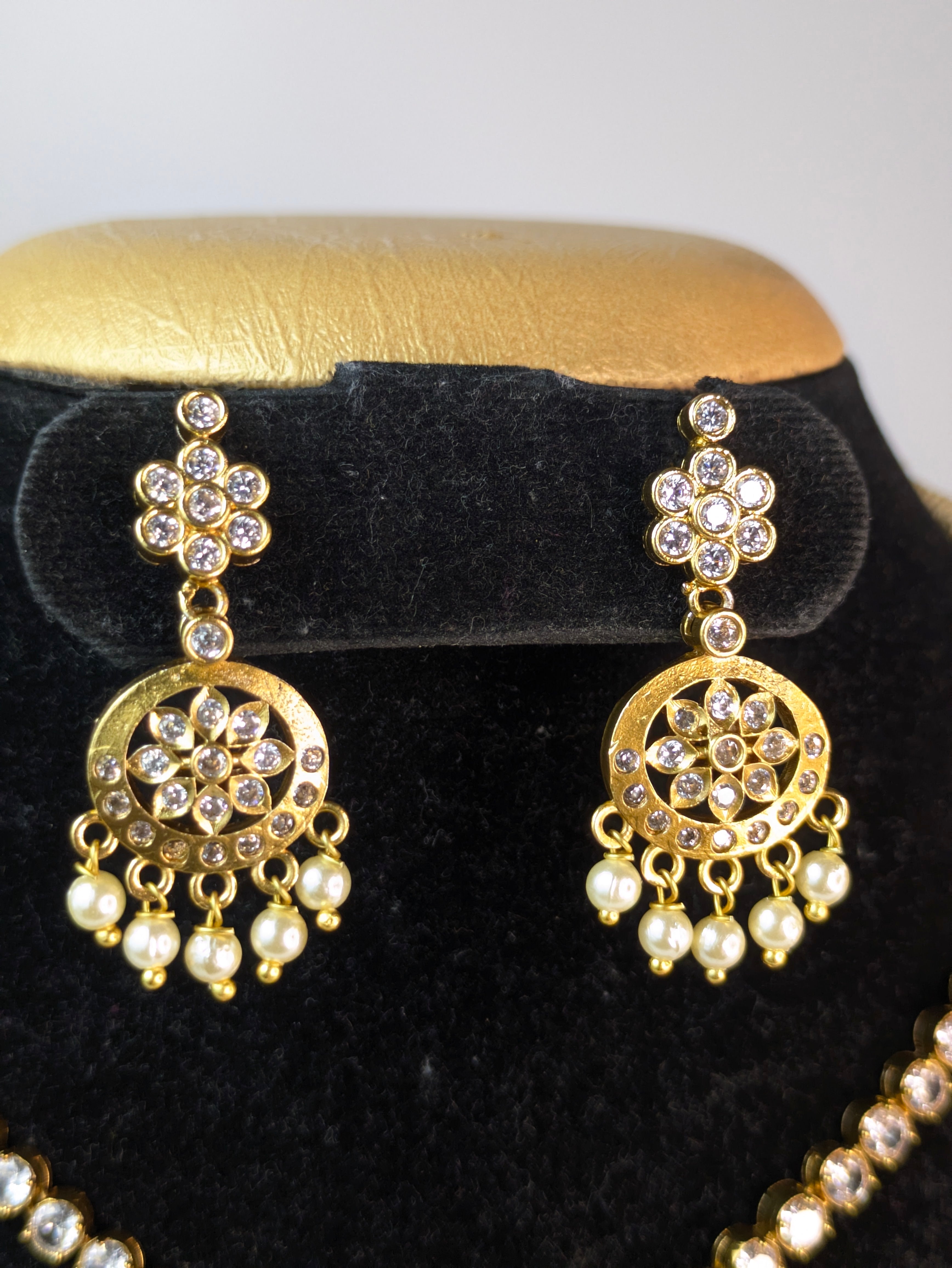 Vintage White Stone Attigai