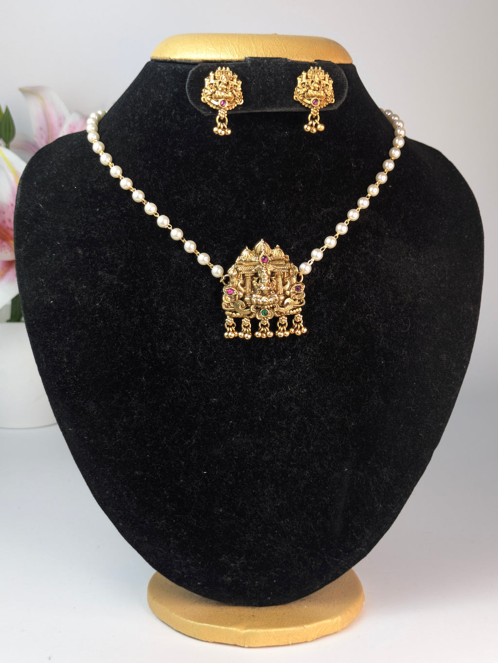 Single Layer White Pearl Lakshmi Short Neckpiece