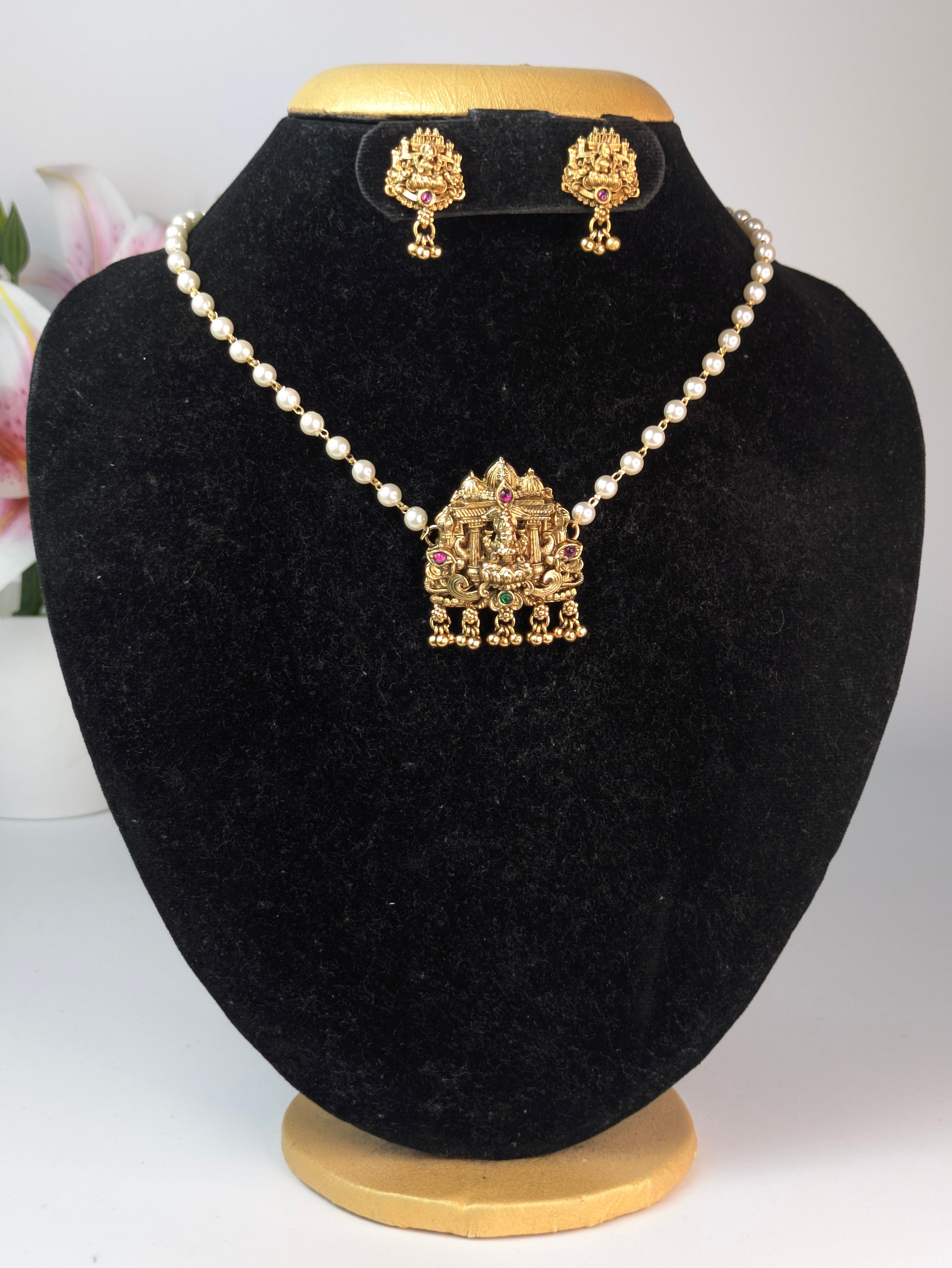 Single Layer White Pearl Lakshmi Short Neckpiece