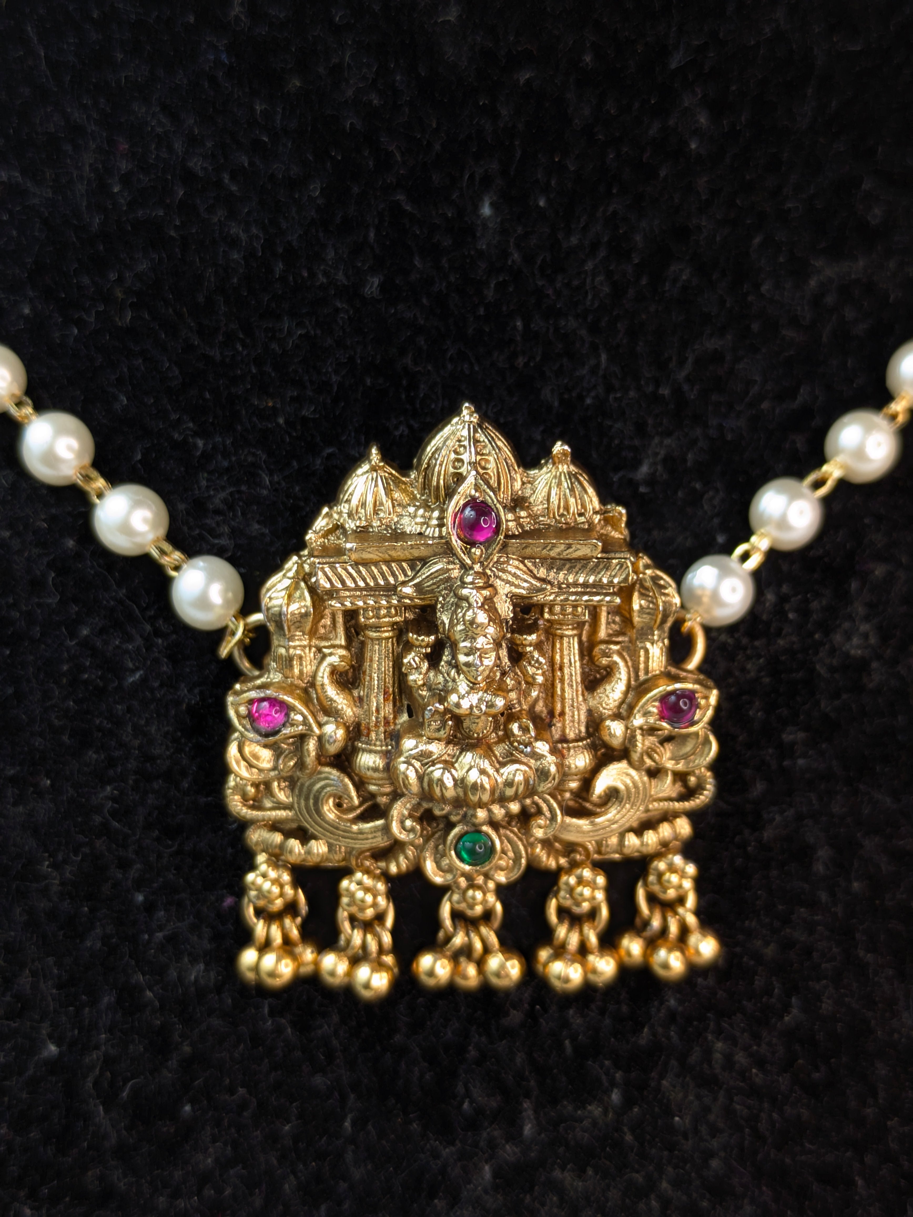 Single Layer White Pearl Lakshmi Short Neckpiece