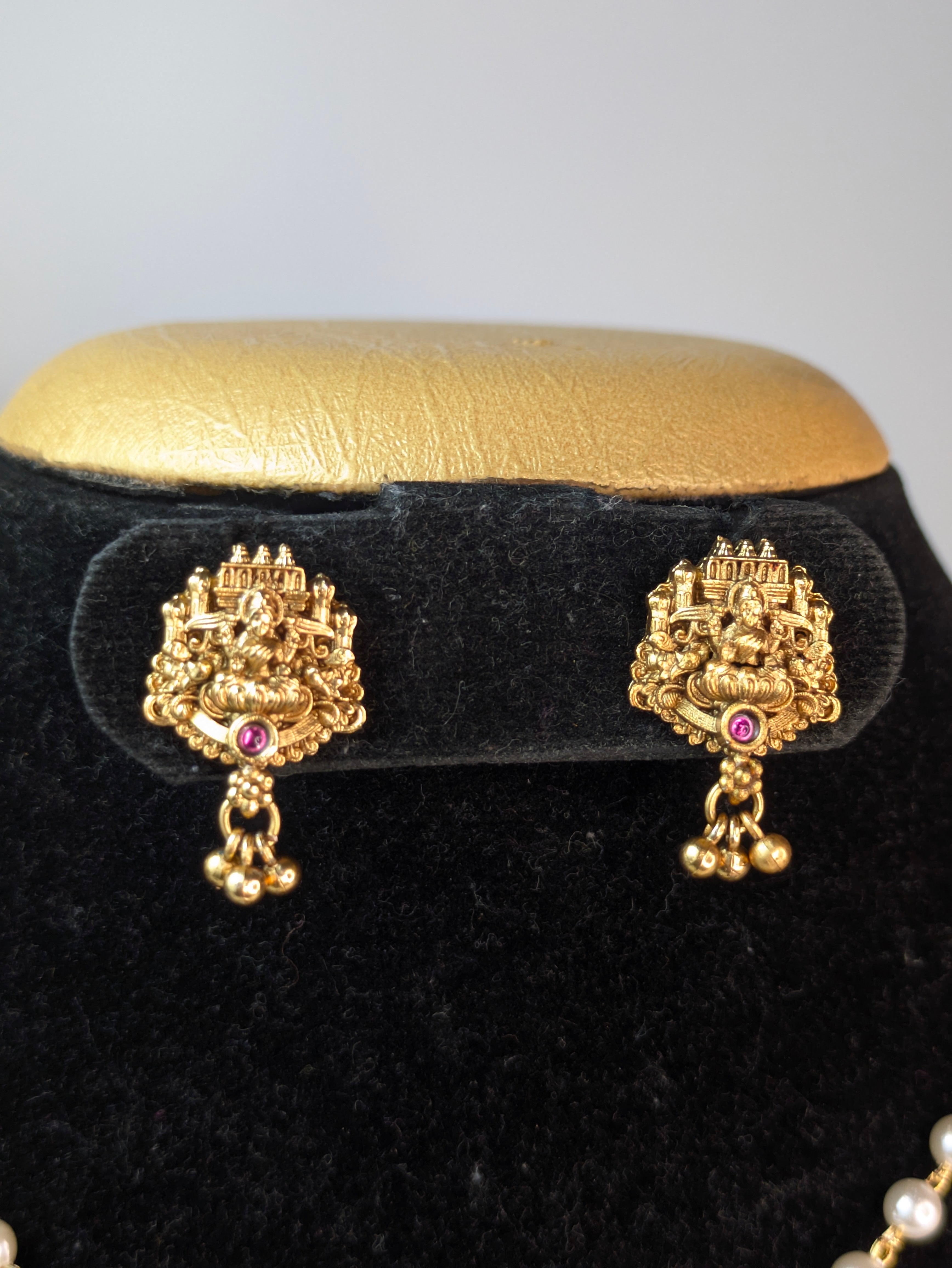 Single Layer White Pearl Lakshmi Short Neckpiece